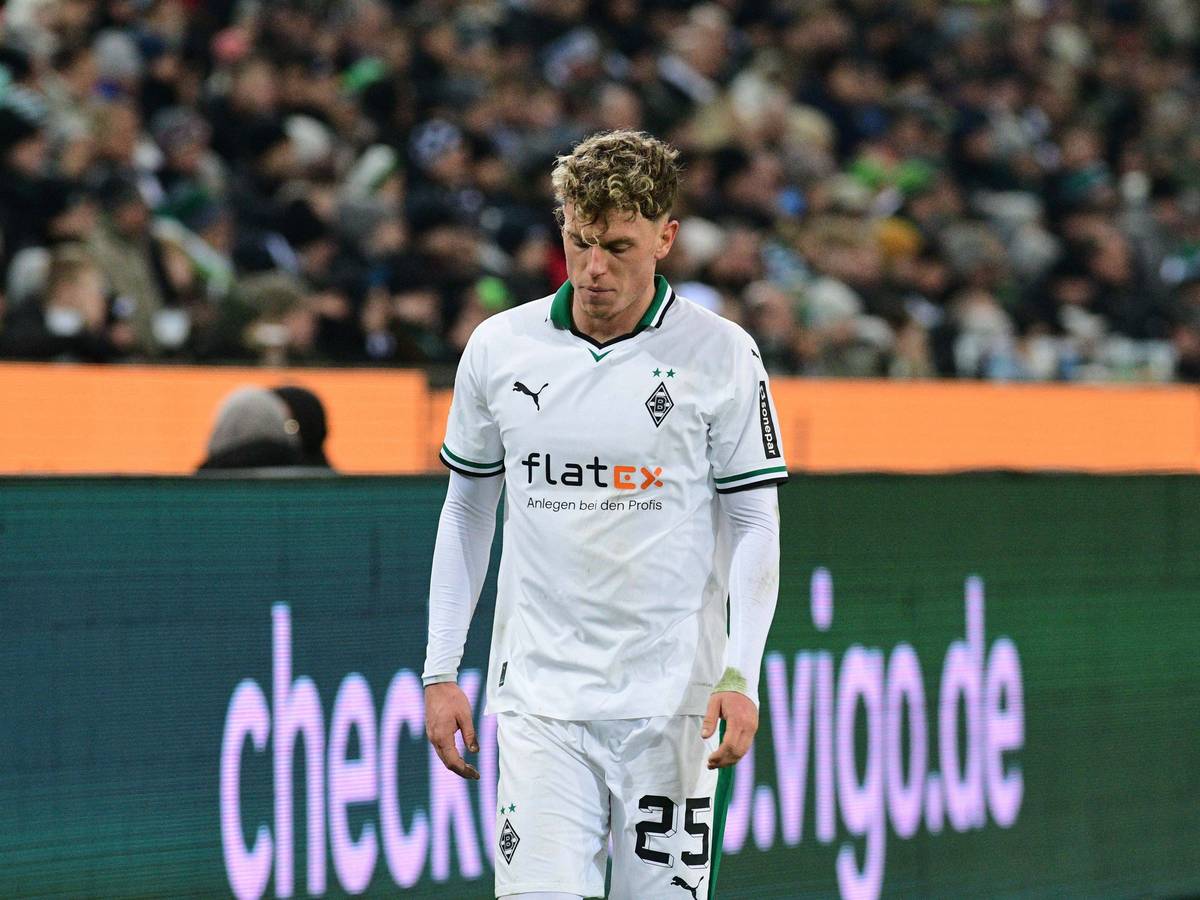 Robin Hack schaut enttäuscht auf den Boden.