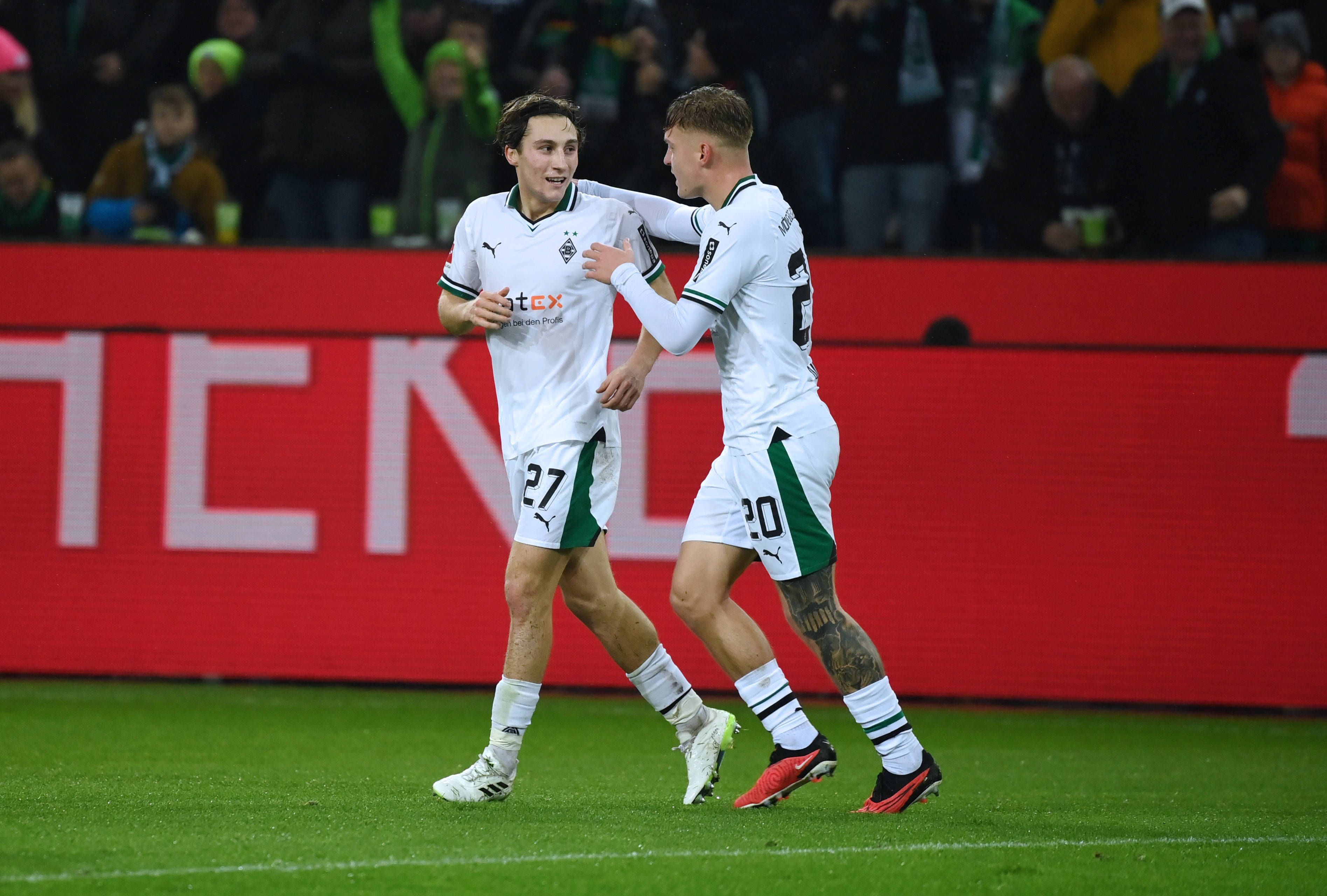 Rocco Reitz und Luca Netz freuen sich gemeinsam auf dem Platz.