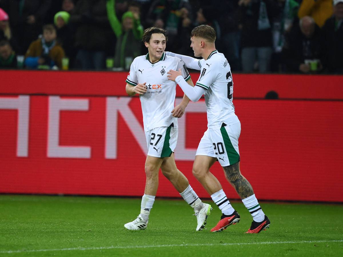 Rocco Reitz und Luca Netz freuen sich gemeinsam auf dem Platz.