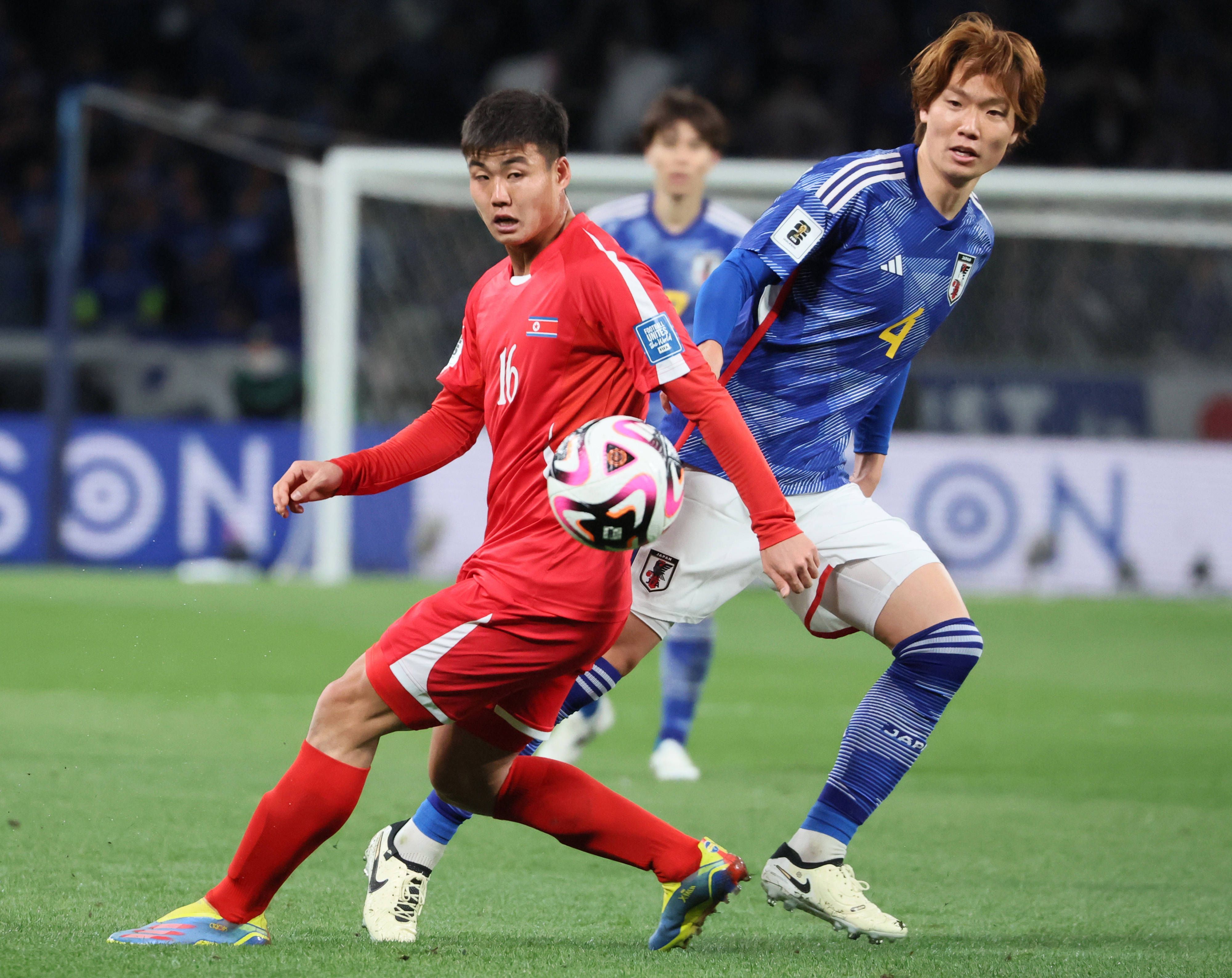Zweikampf zwischen einem nordkoreanischen Spieler und Ko Itakura.