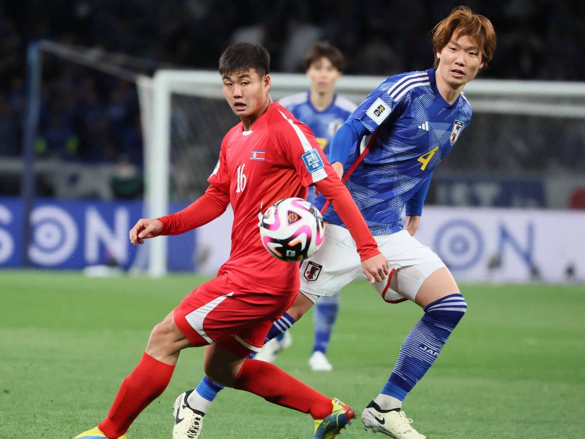 Zweikampf zwischen einem nordkoreanischen Spieler und Ko Itakura.