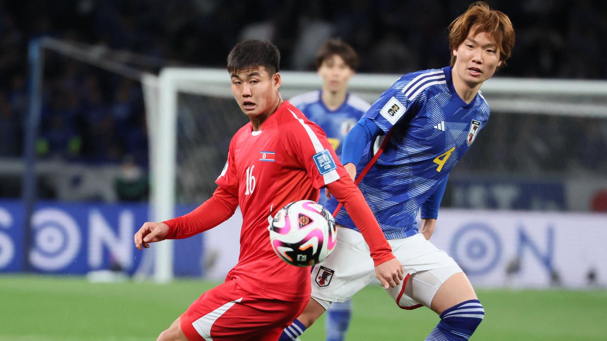 Zweikampf zwischen einem nordkoreanischen Spieler und Ko Itakura.