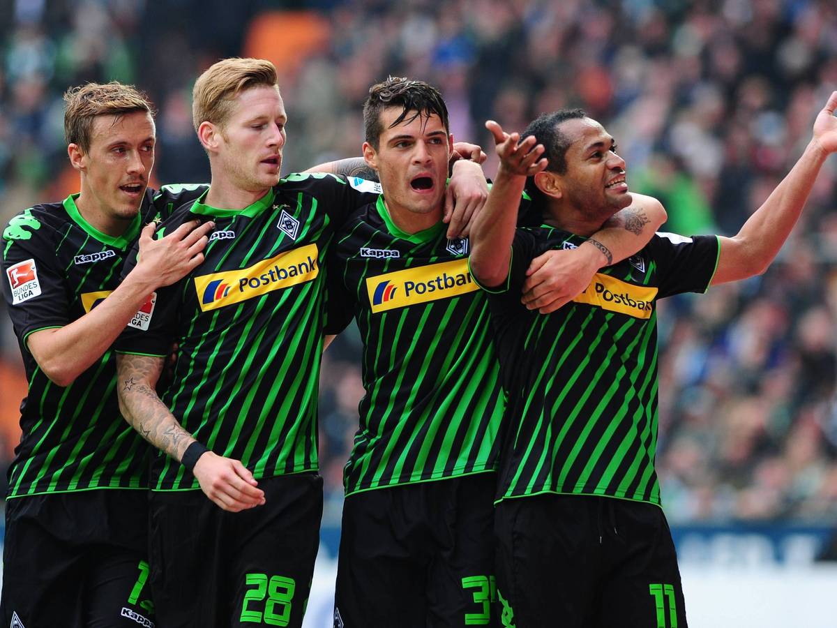 Spieler von Borussia Mönchengladbach bejubeln einen Treffer.
