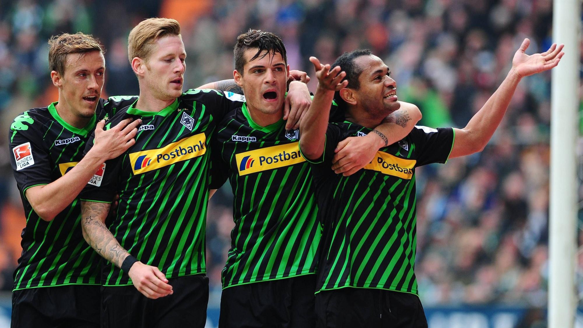 Spieler von Borussia Mönchengladbach bejubeln einen Treffer.