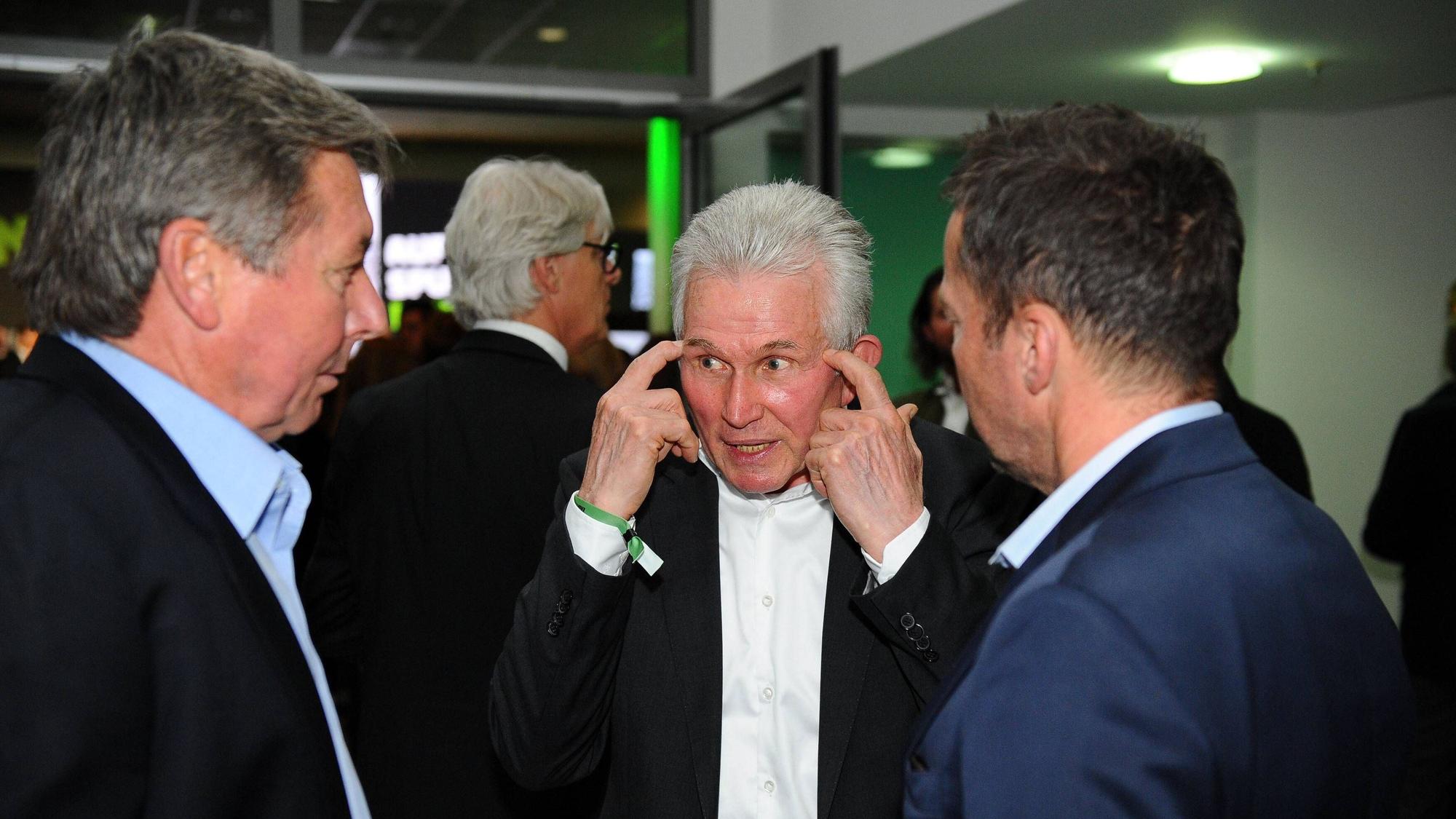 Bern Krauss und Lothar Matthäus hören Jupp Heynckes zu.