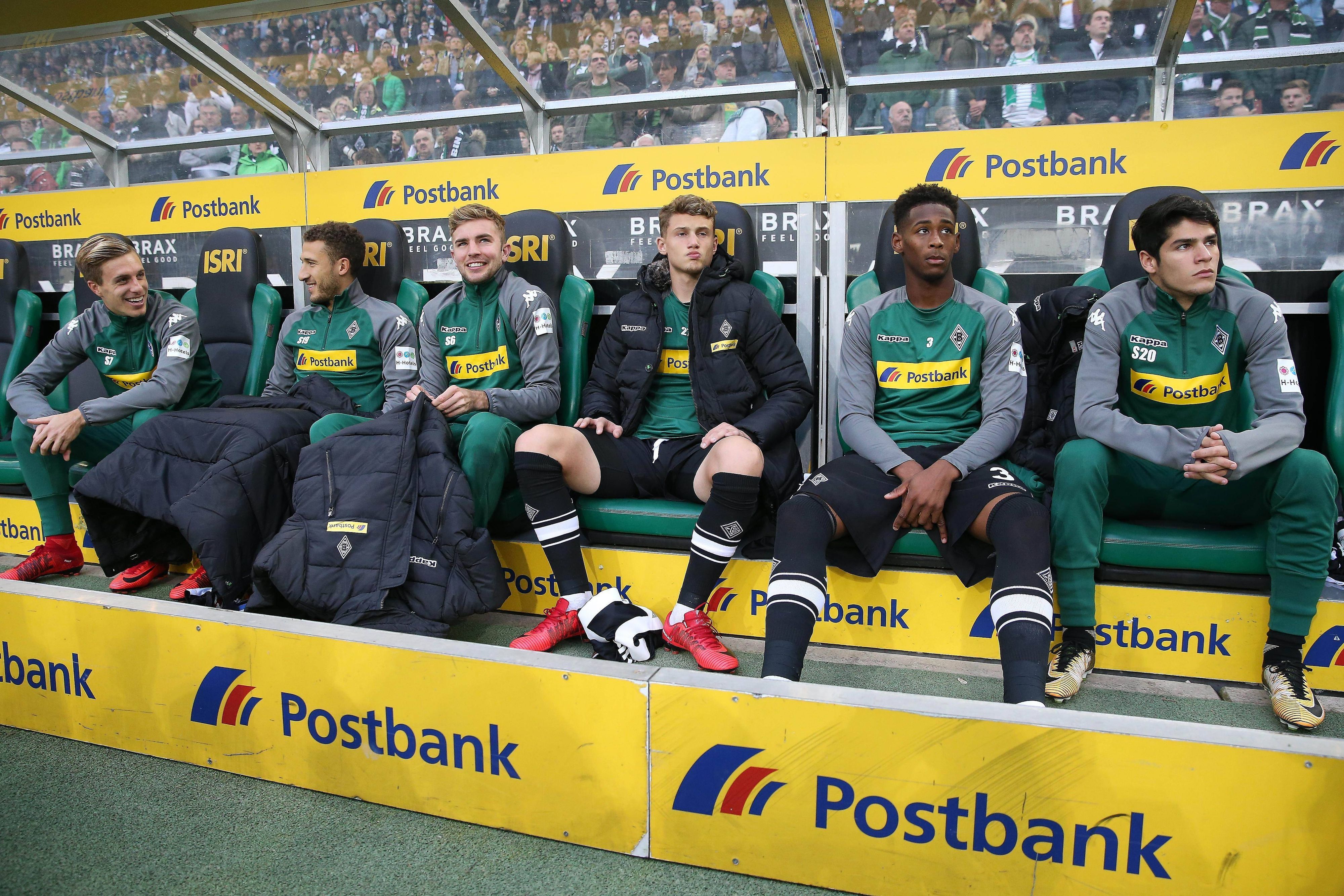 Eine Bank von Borussia Mönchengladbach mit Spielern auf den Stühlen.