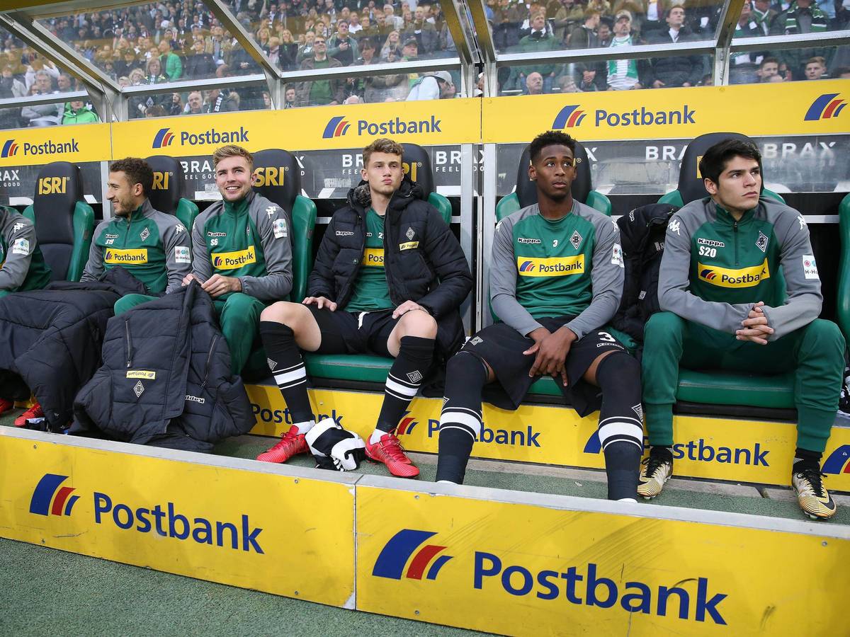 Eine Bank von Borussia Mönchengladbach mit Spielern auf den Stühlen.