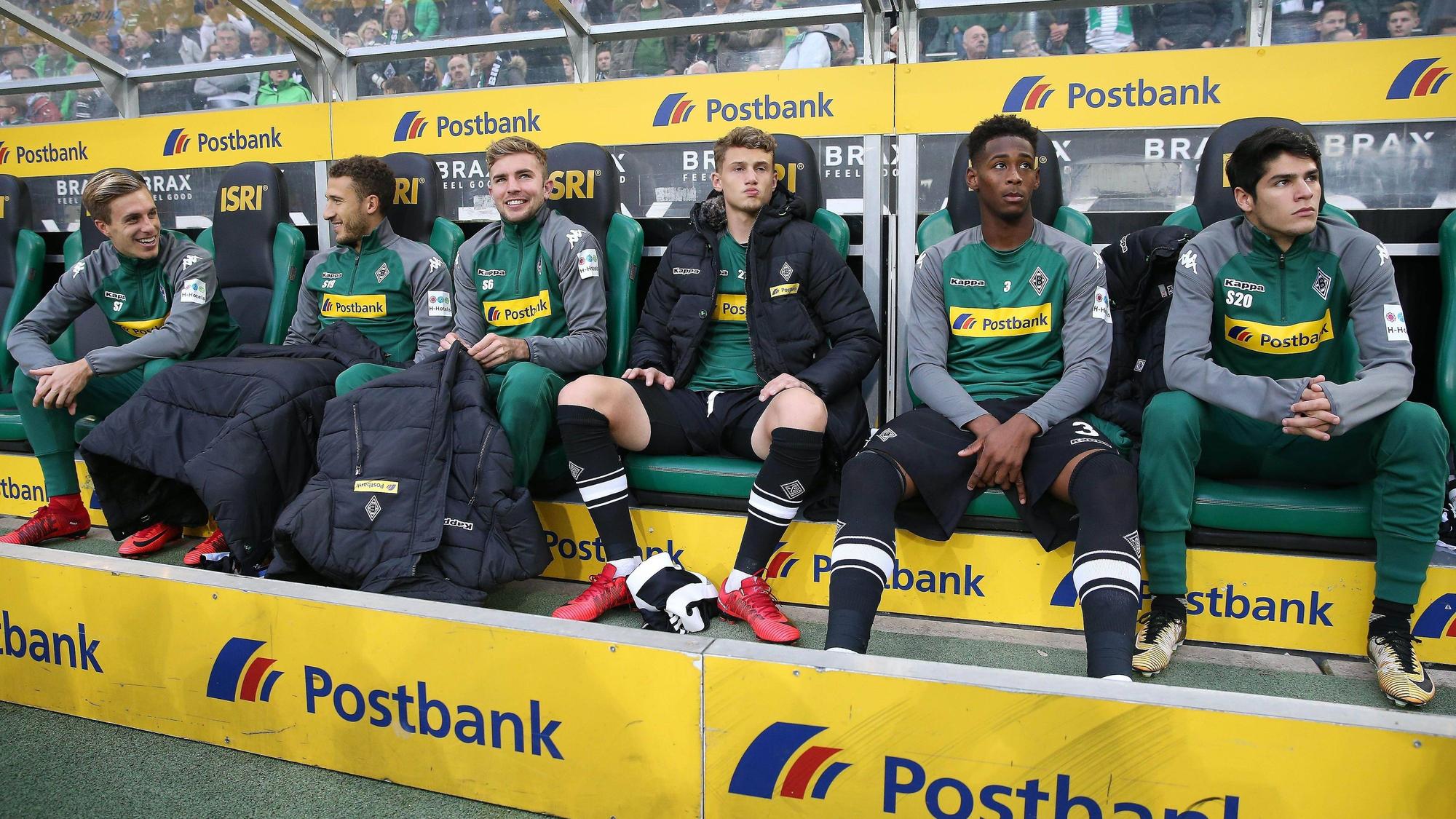 Eine Bank von Borussia Mönchengladbach mit Spielern auf den Stühlen.