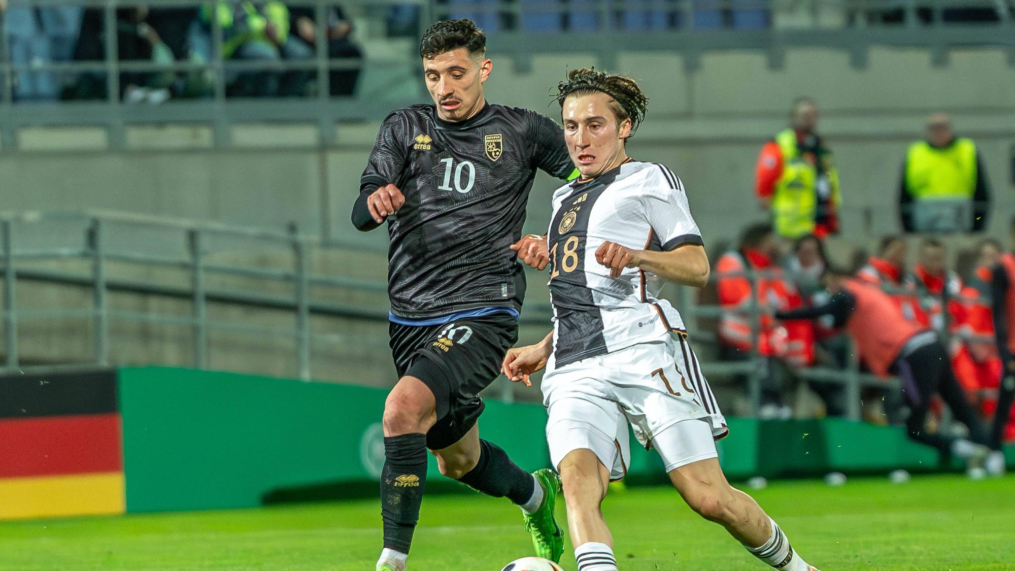 Rocco Reitz bei einem U21-Länderspiel am Ball.