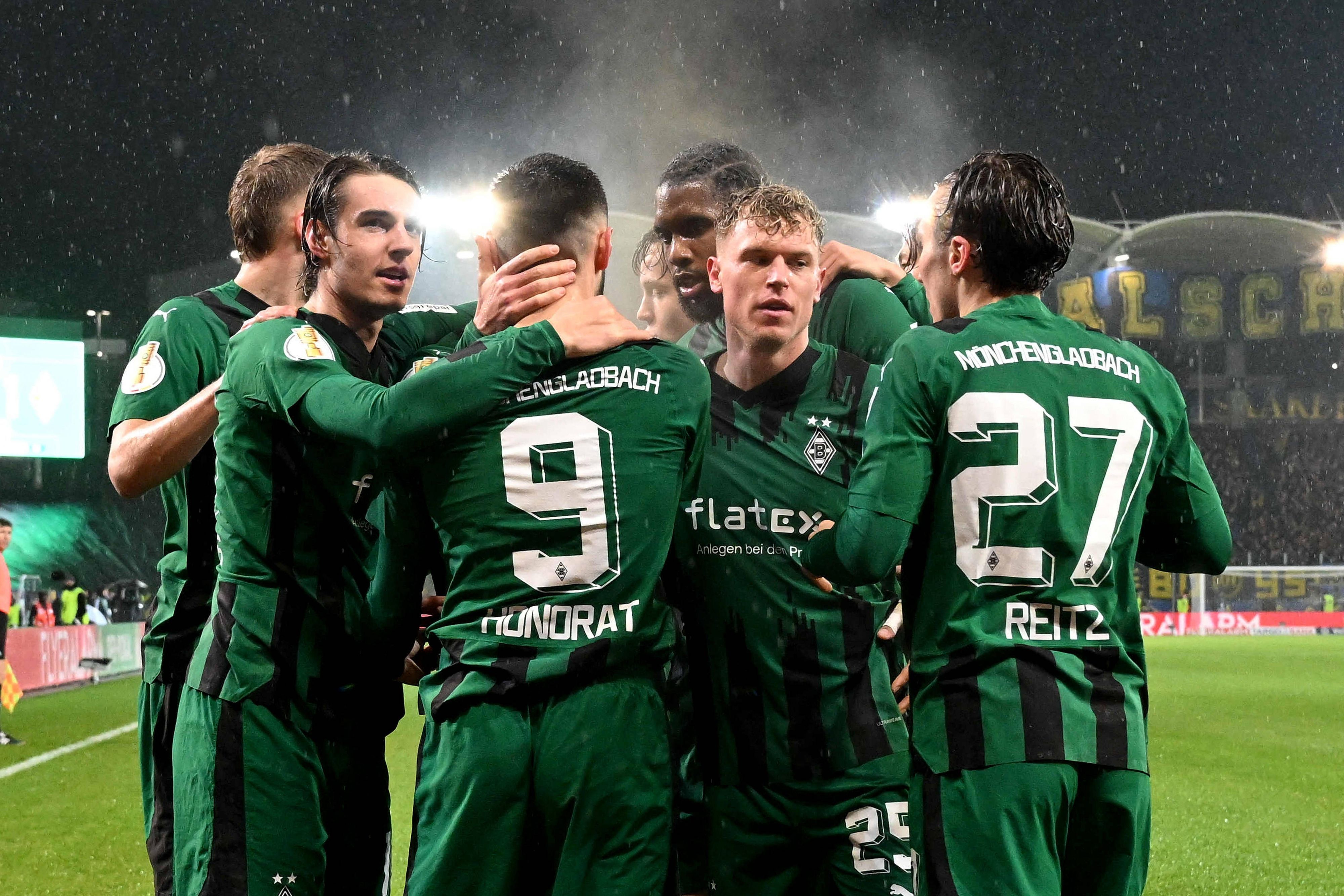 Die Profis von Borussia Mönchengladbach jubeln über einen Treffer.