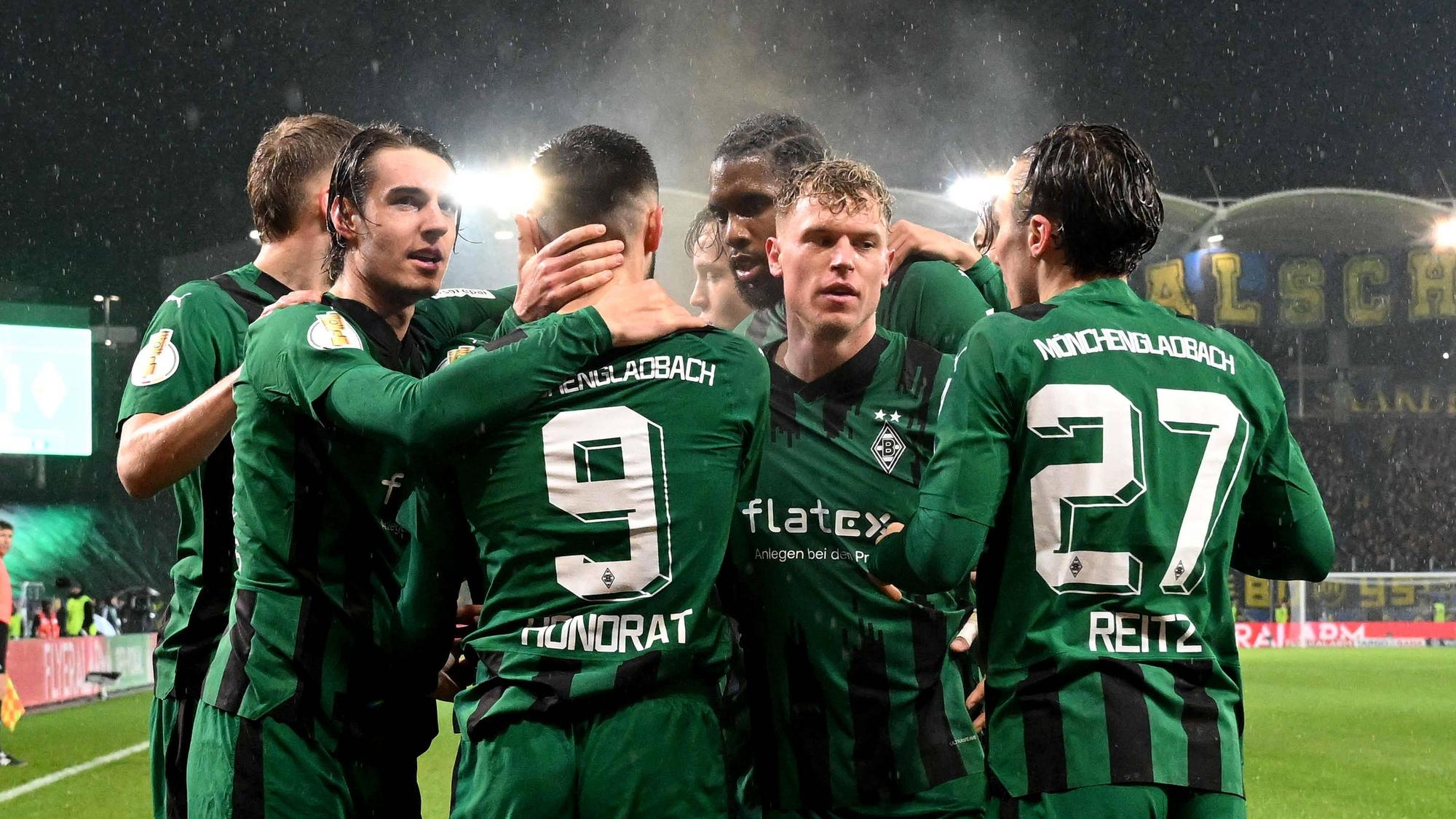 Die Profis von Borussia Mönchengladbach jubeln über einen Treffer.
