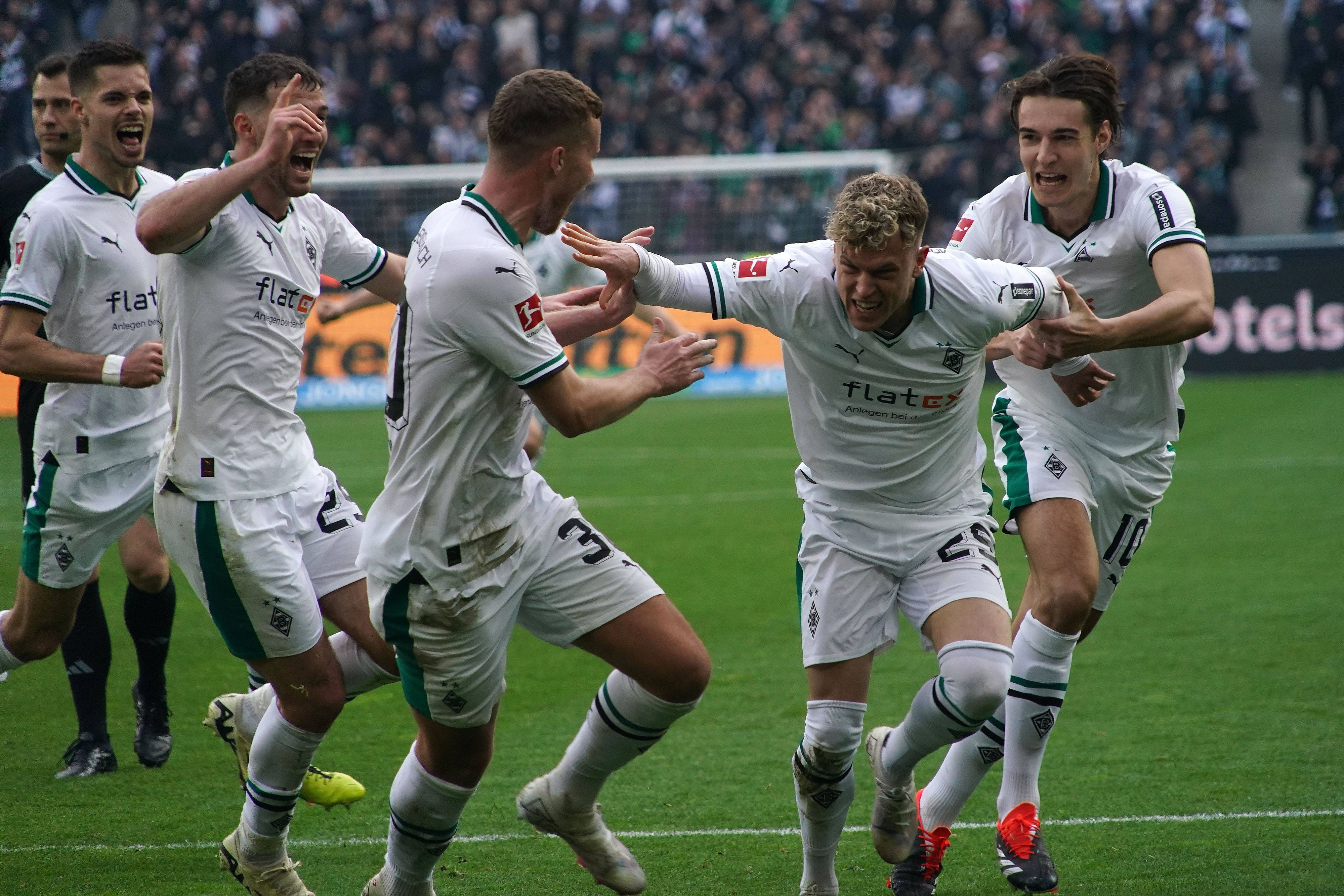 Spieler von Borussia Mönchengladbach bejubeln einen Treffer.
