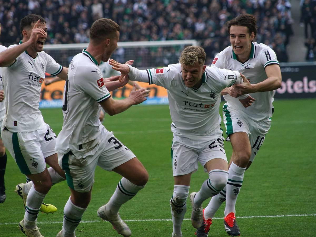 Spieler von Borussia Mönchengladbach bejubeln einen Treffer.