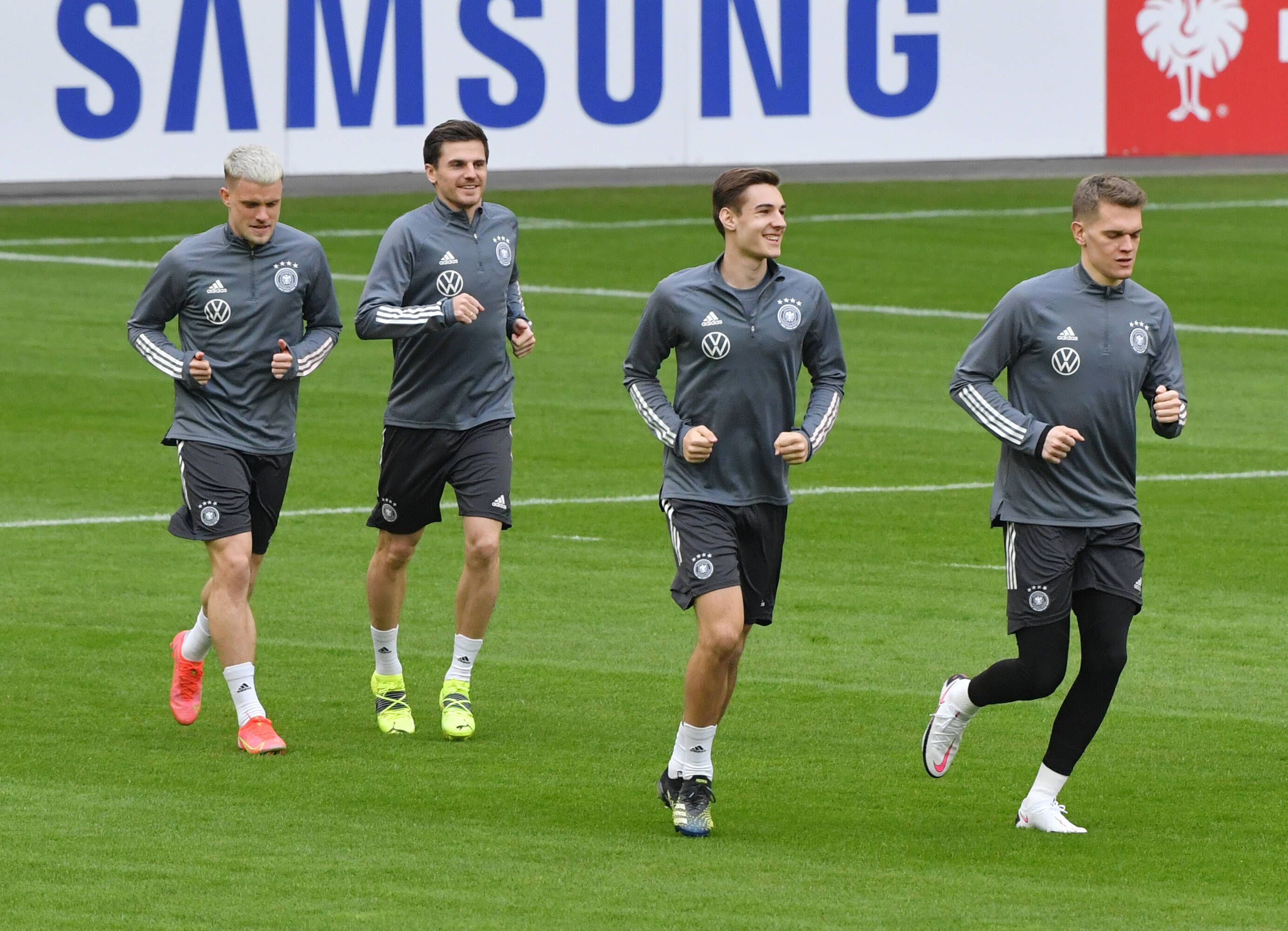 Spieler von Borussia Mönchengladbach beim Trainer mit der DFB-Nationalmannschaft.