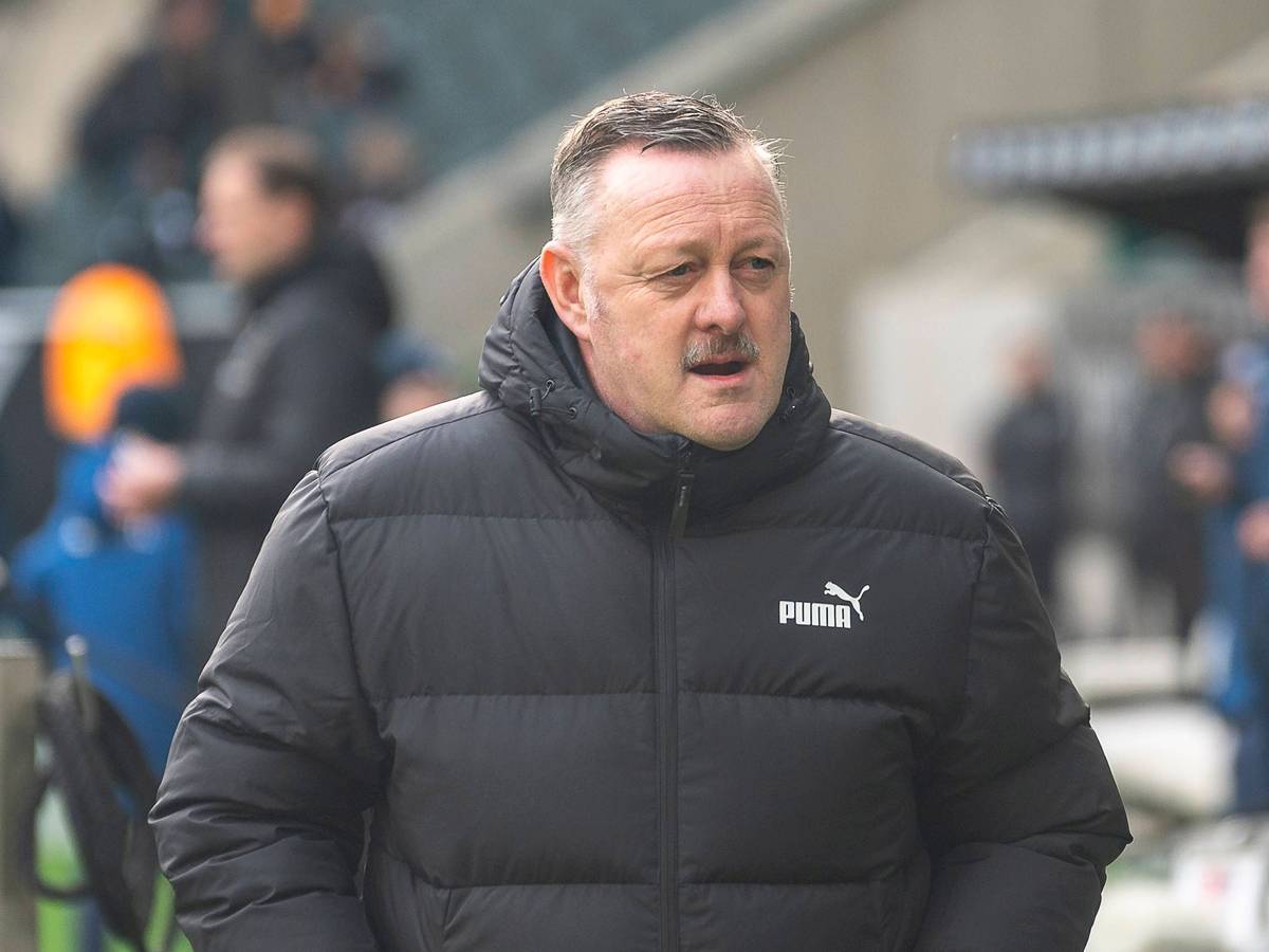 Sport-Chef Roland Virkus von Borussia Mönchengladbach vor einem Spiel.