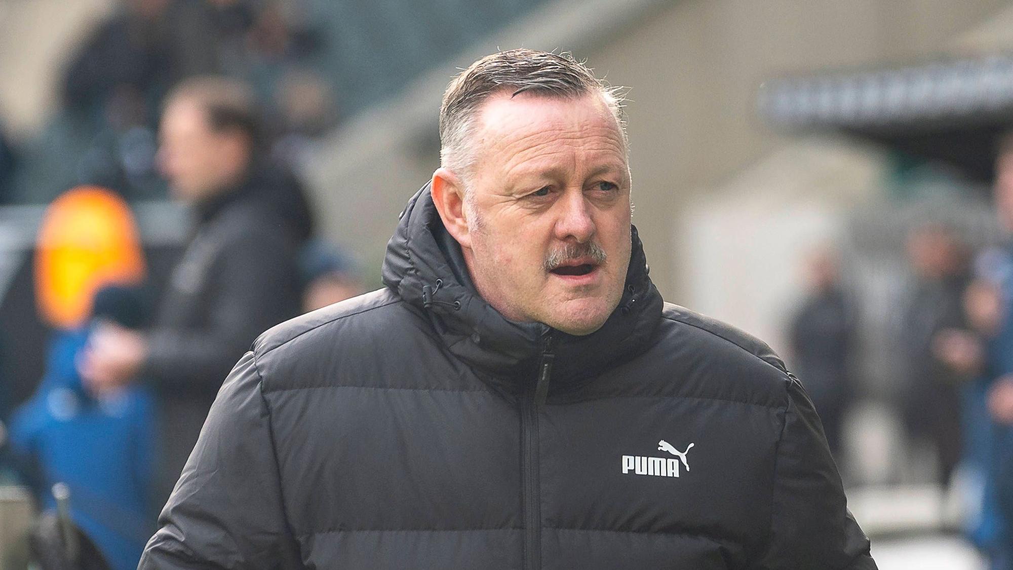 Sport-Chef Roland Virkus von Borussia Mönchengladbach vor einem Spiel.