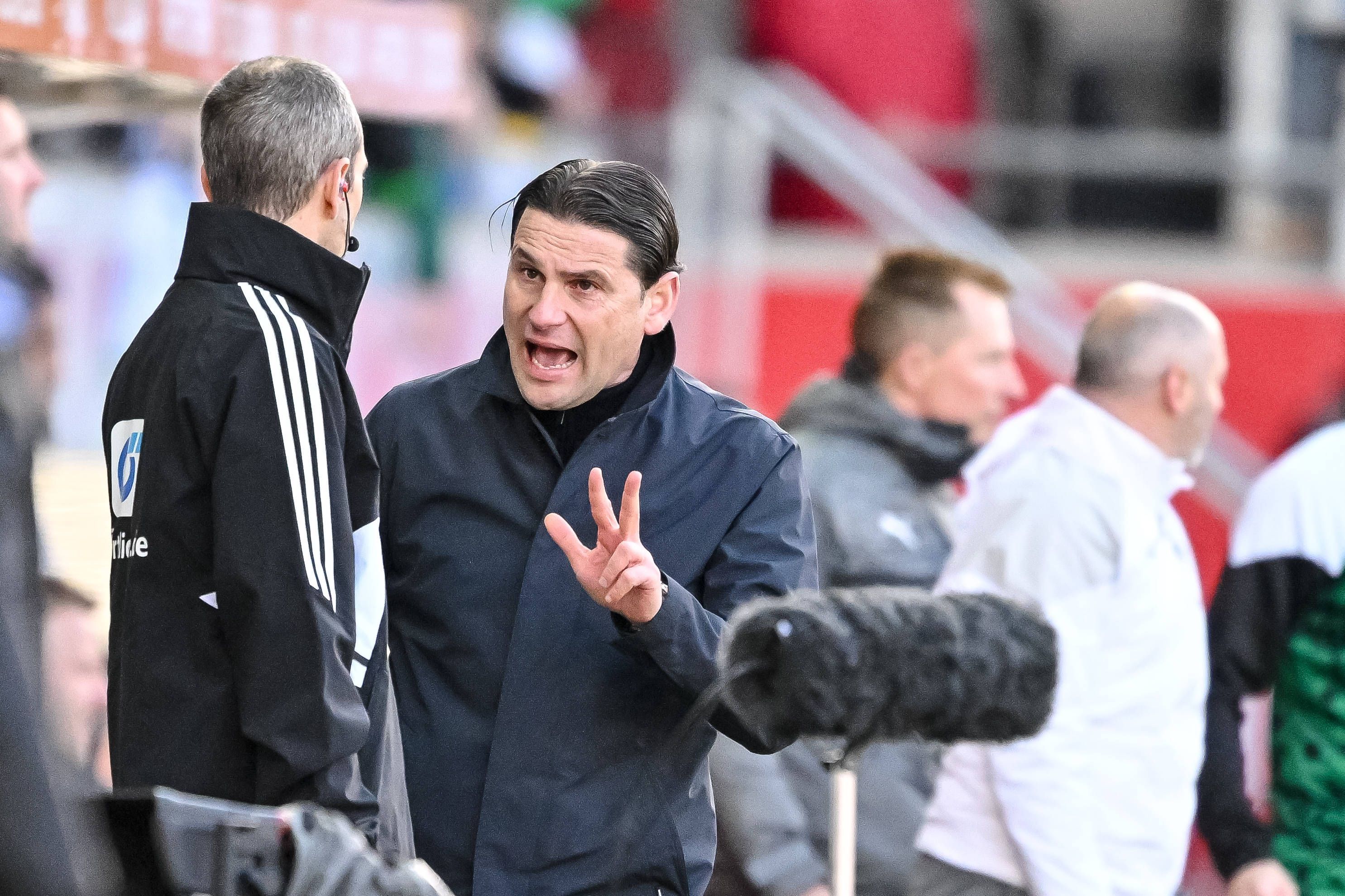 Gerardo Seoane im Gespräch mit dem Vierten Offiziellen.