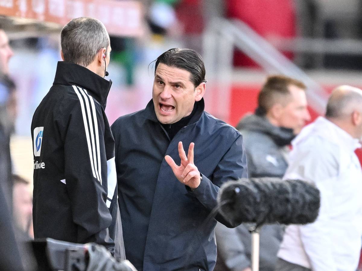 Gerardo Seoane im Gespräch mit dem Vierten Offiziellen.