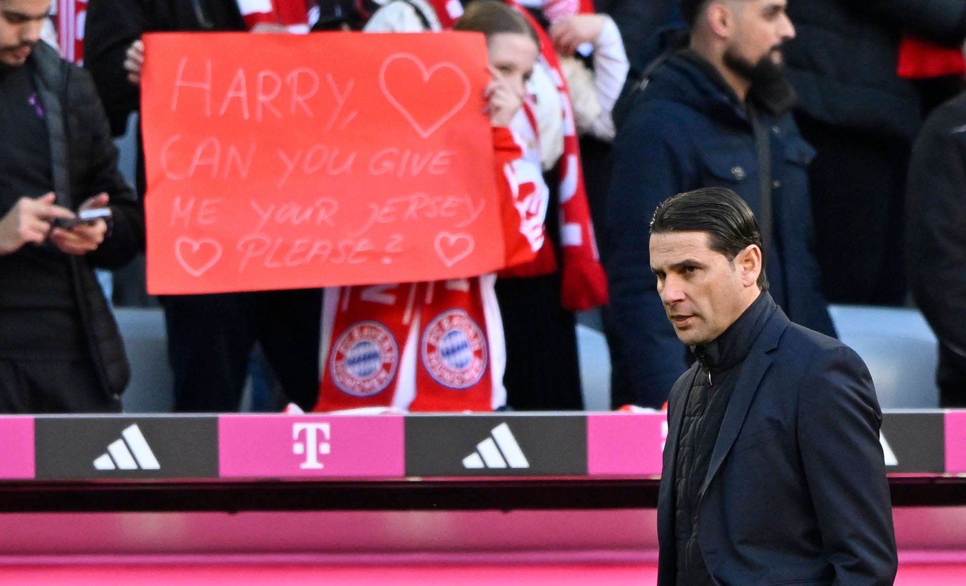 Gerardo Seoane am Spielfelrand.