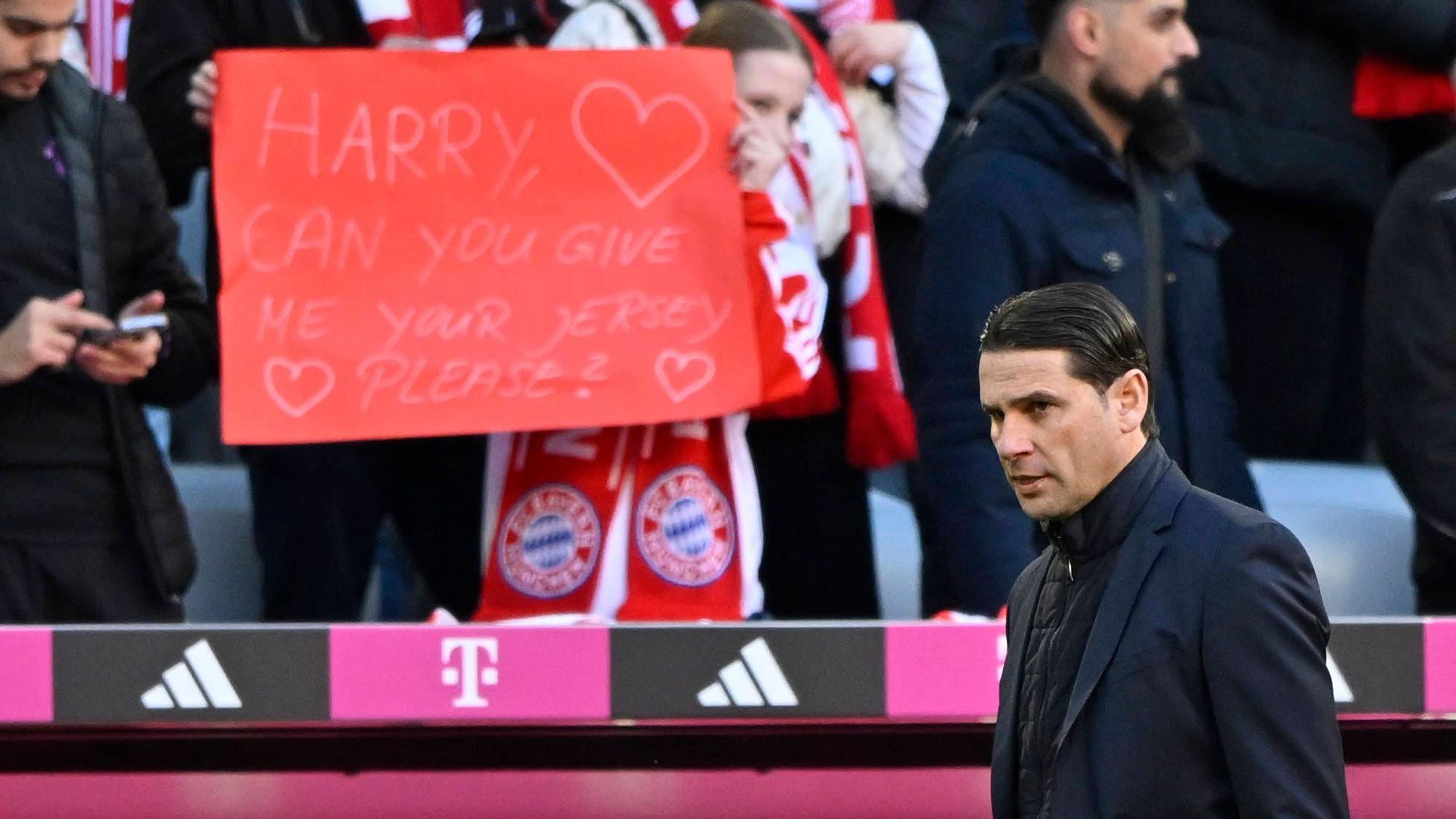 Gerardo Seoane am Spielfelrand.