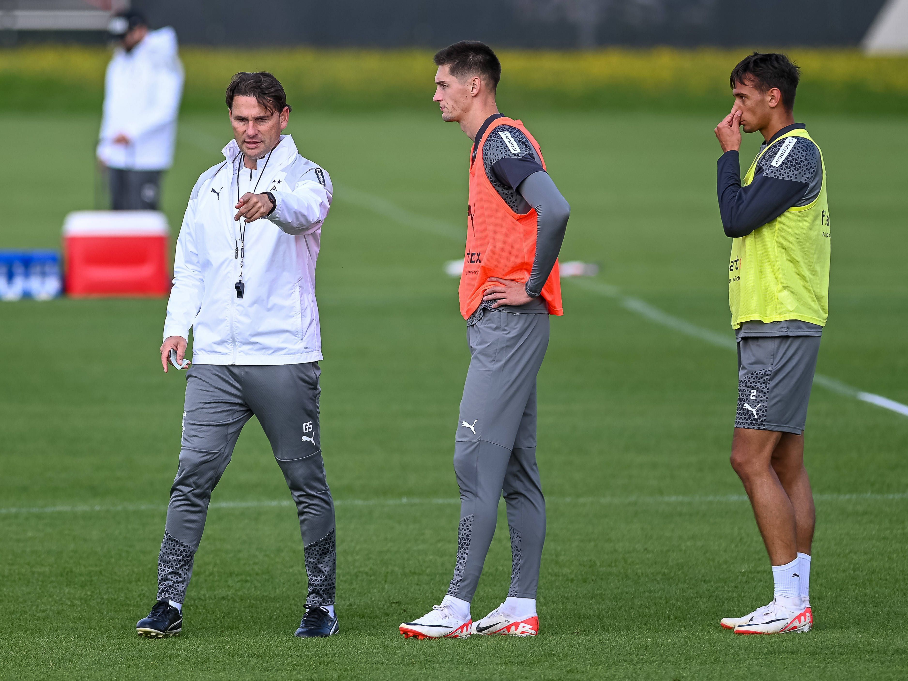 Gerardo Seoane gibt Fabio Chiarodia und Tomas Cvancara Anweisungen.