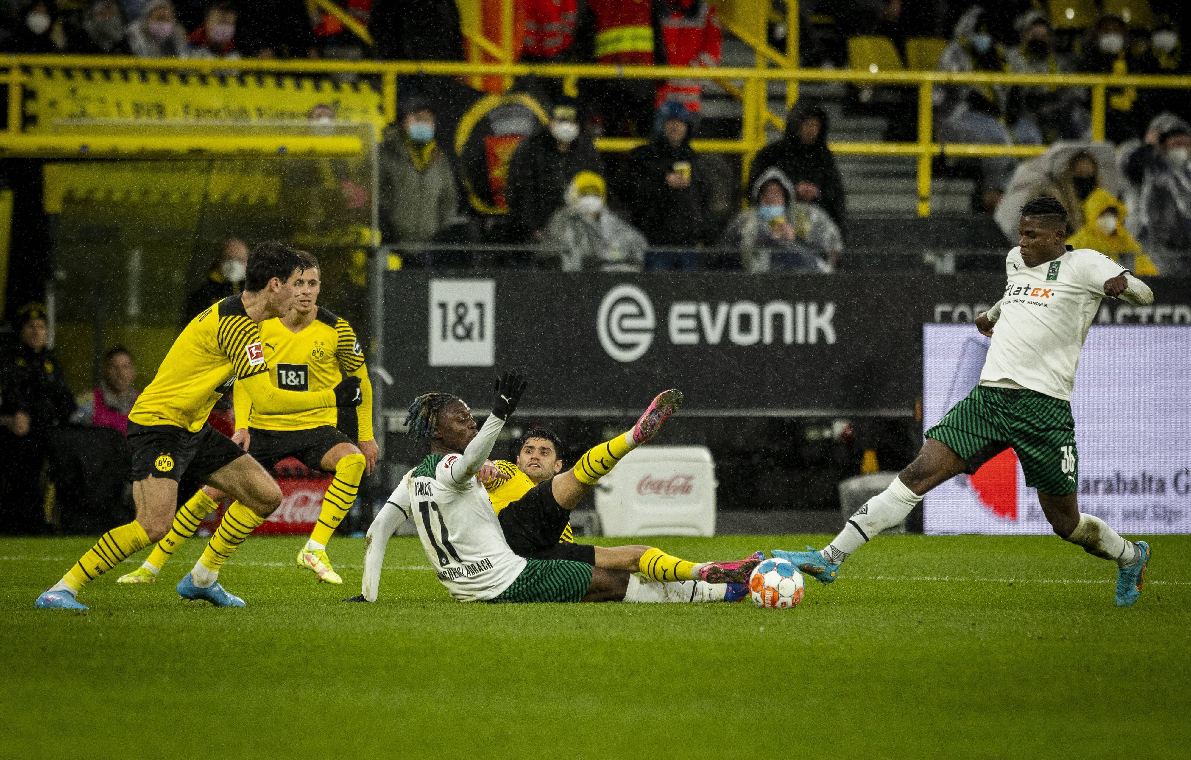 Manu Koné und Mo Dahoud im Kampf um den Ball.