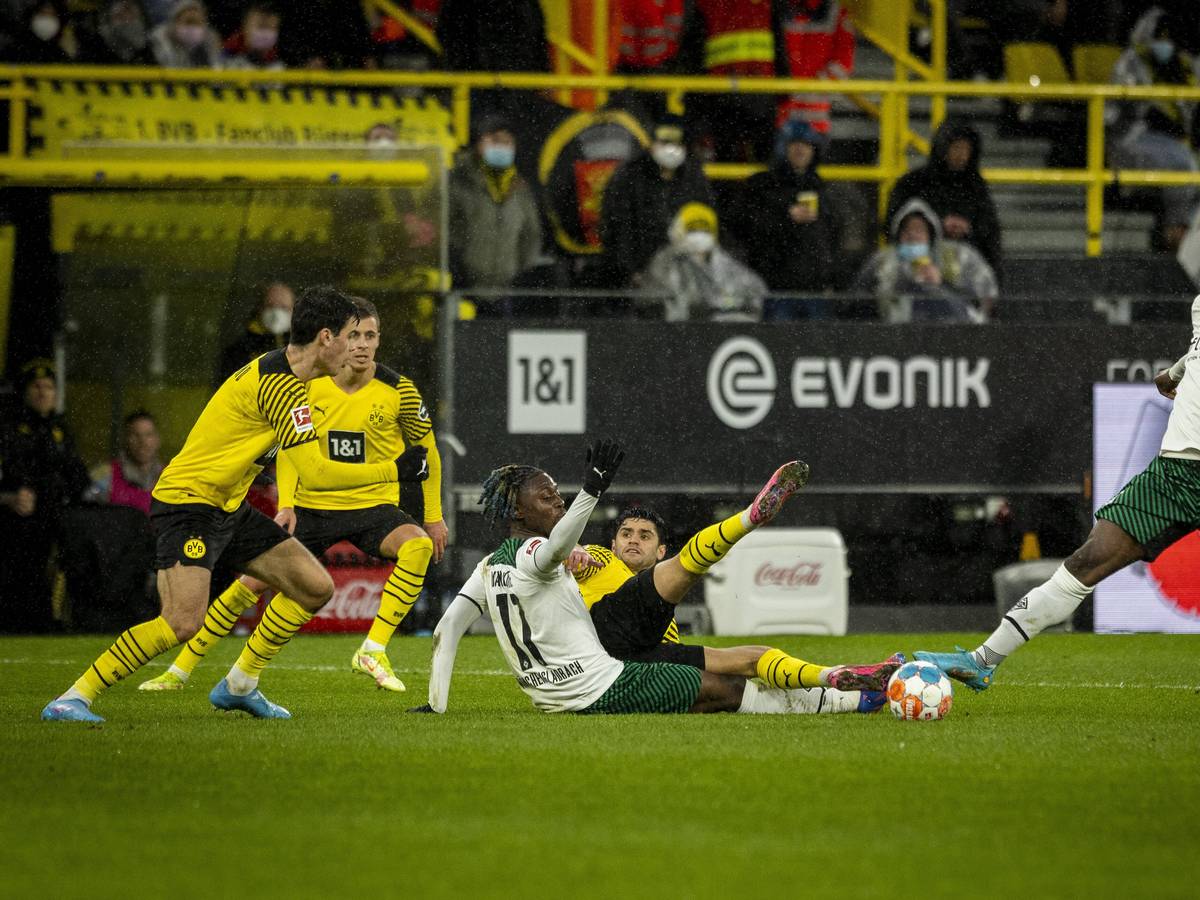 Manu Koné und Mo Dahoud im Kampf um den Ball.