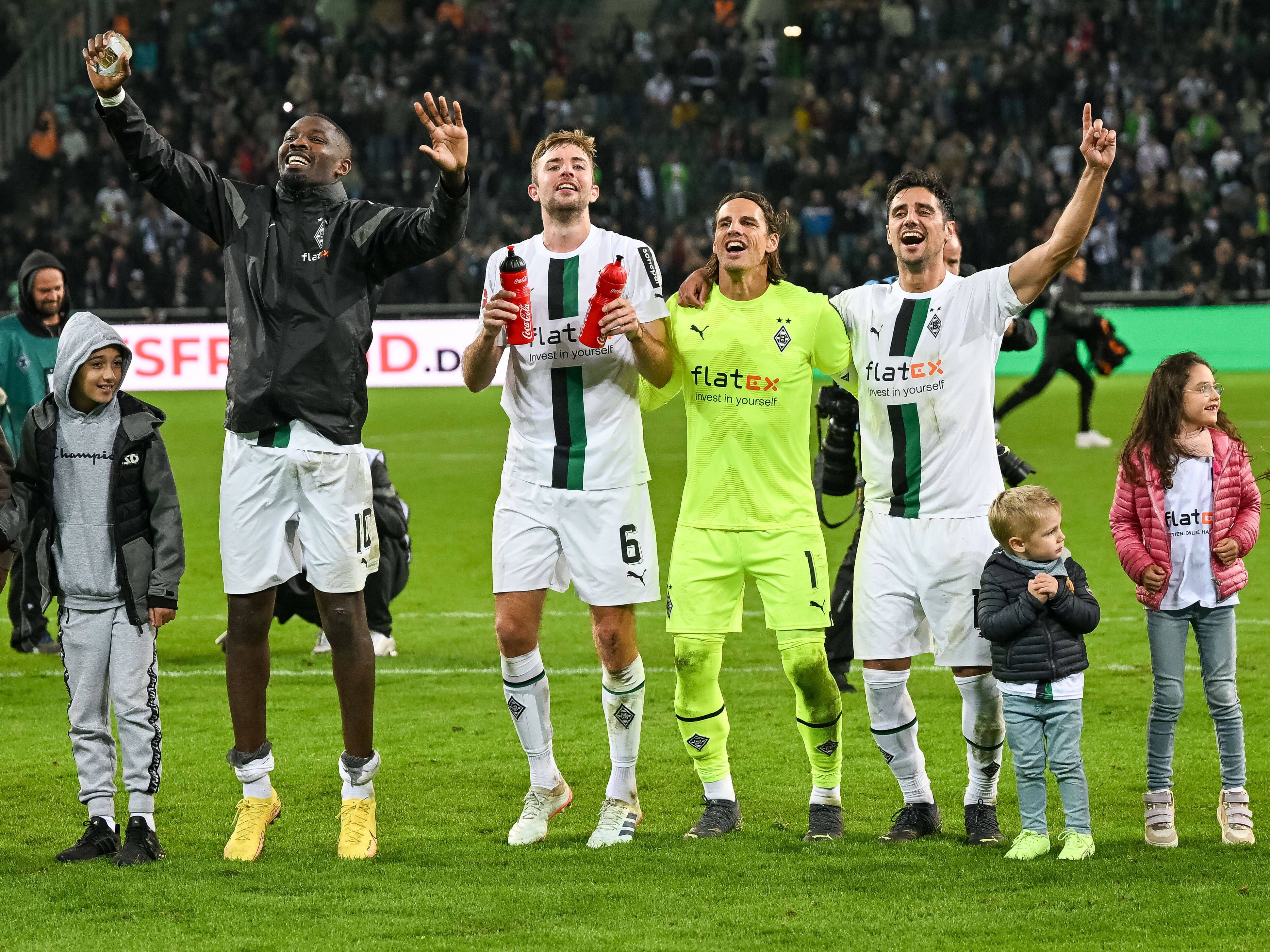Marcus Thuram, Christoph Kramer, Yann Sommer und Lars Stindl feiern vor der Nordkurve.