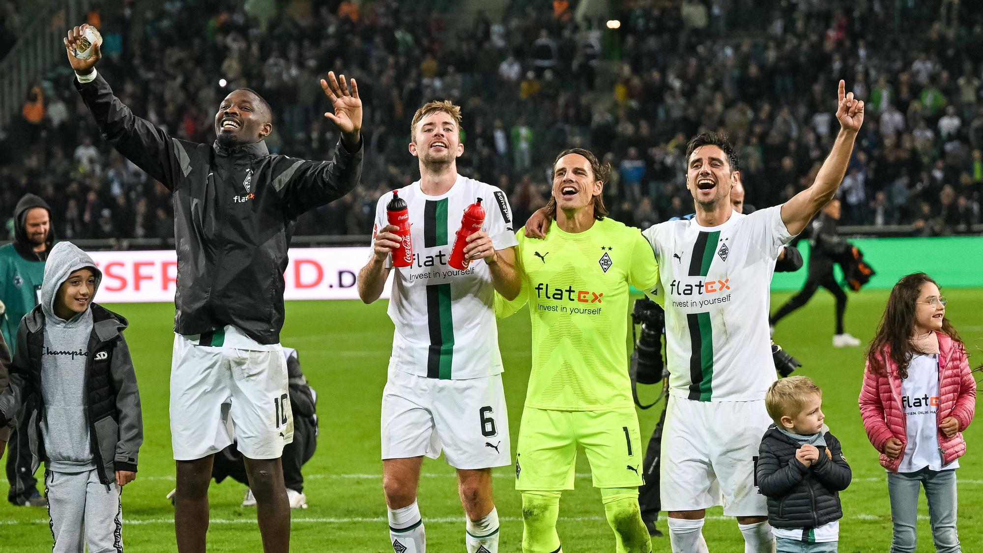 Marcus Thuram, Christoph Kramer, Yann Sommer und Lars Stindl feiern vor der Nordkurve.