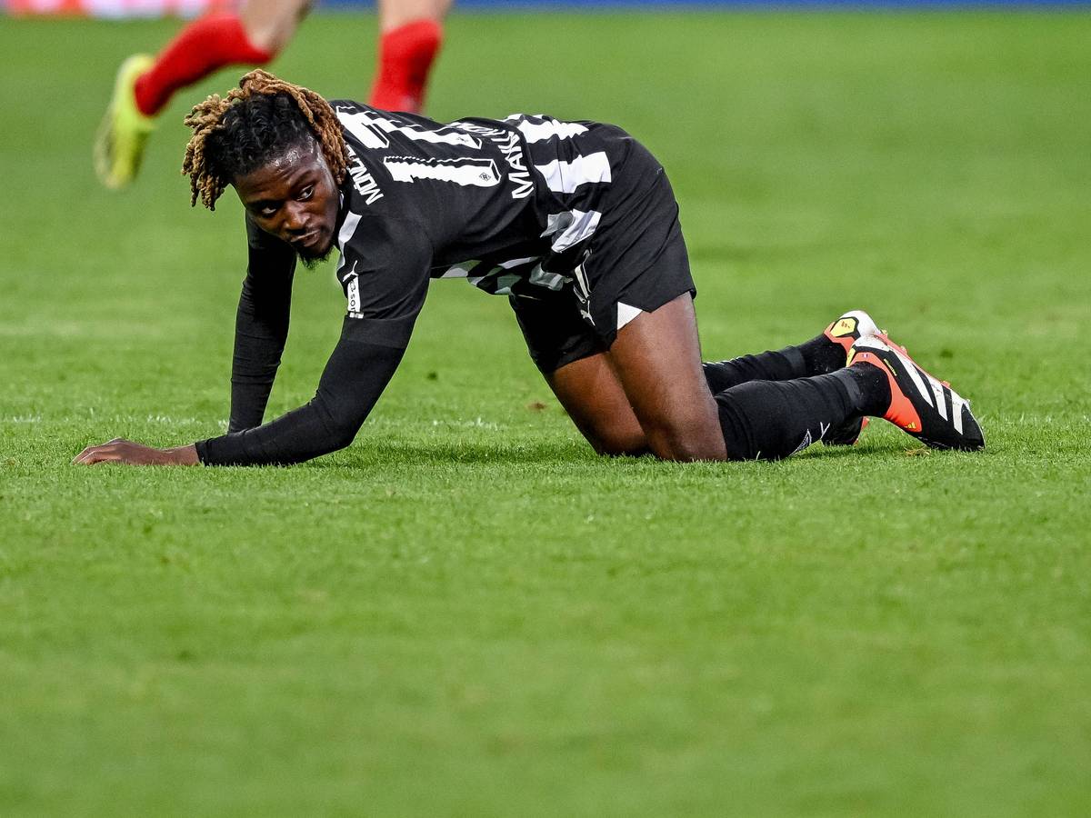 Manu Koné liegt im Spiel in Heidenheim auf dem Rasen.