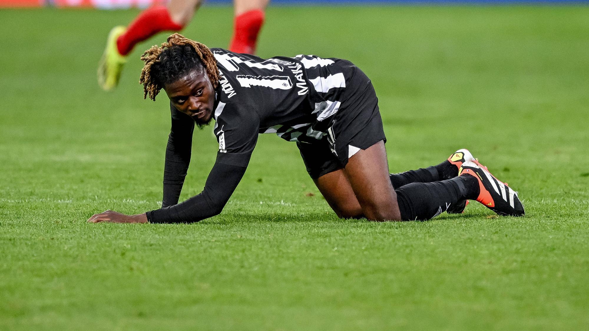 Manu Koné liegt im Spiel in Heidenheim auf dem Rasen.