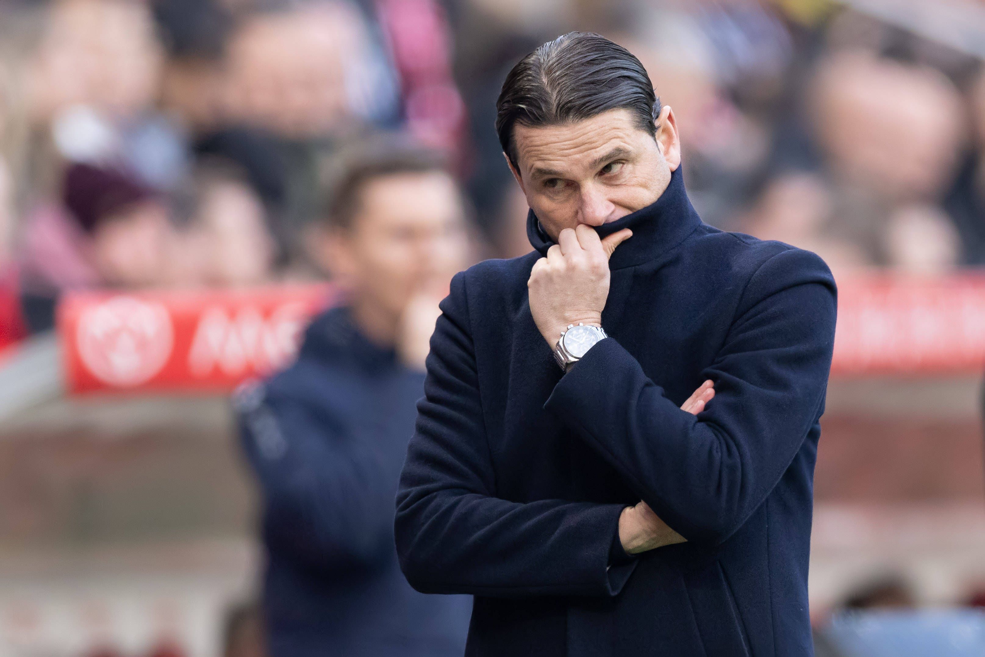 Gerardo Seoane schaut zur Seite.