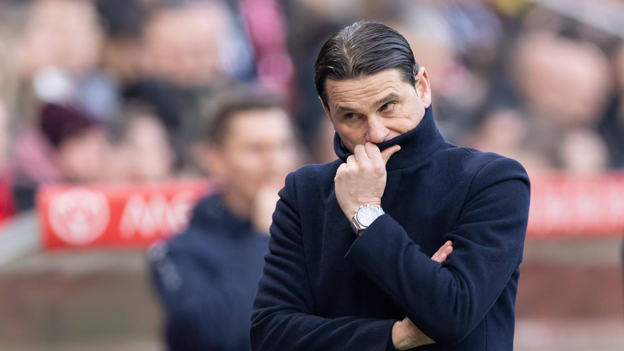 Gerardo Seoane schaut zur Seite.