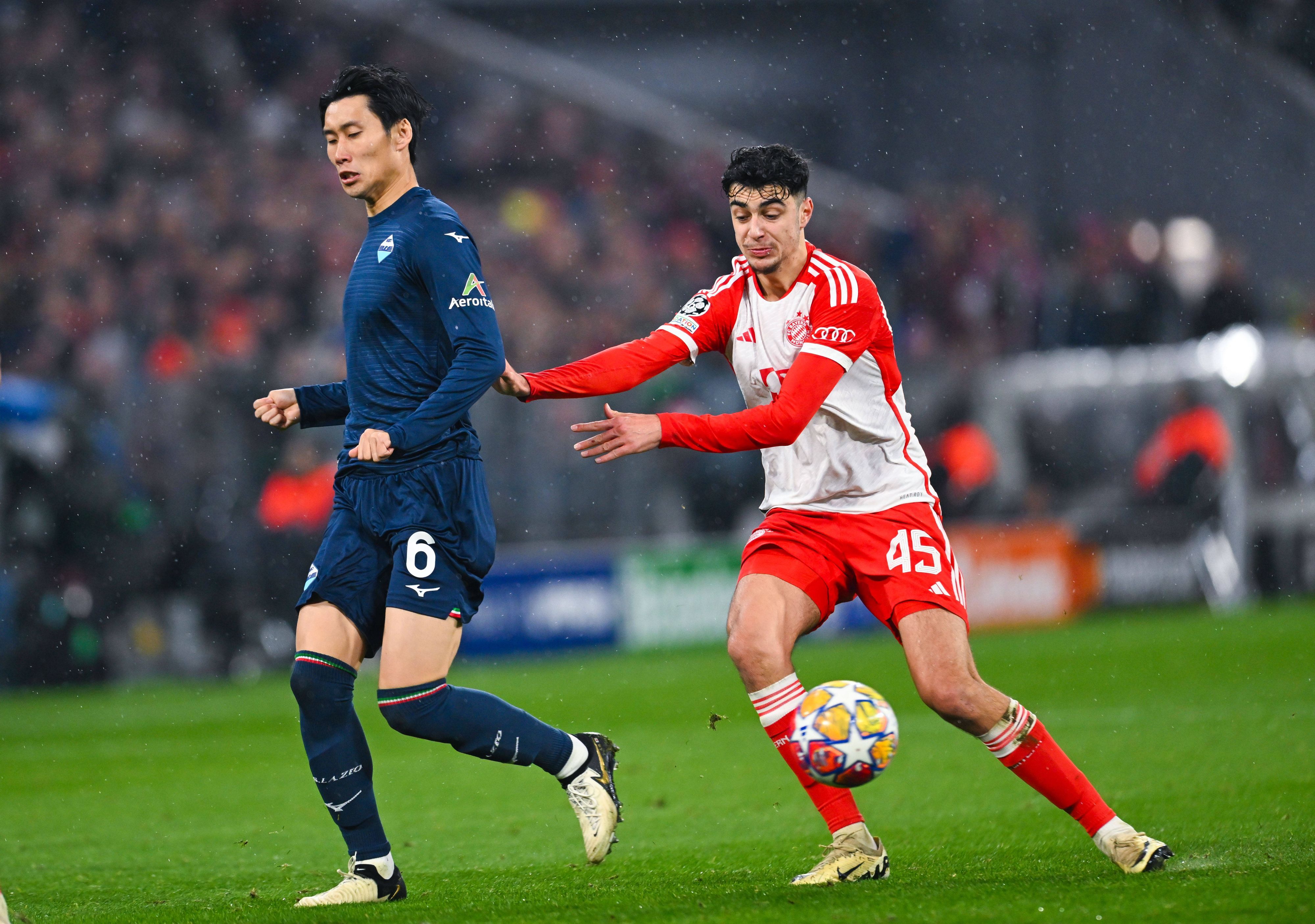 Daichi Kamada und Aleksandar Pavlovic im Kampf um den Ball.