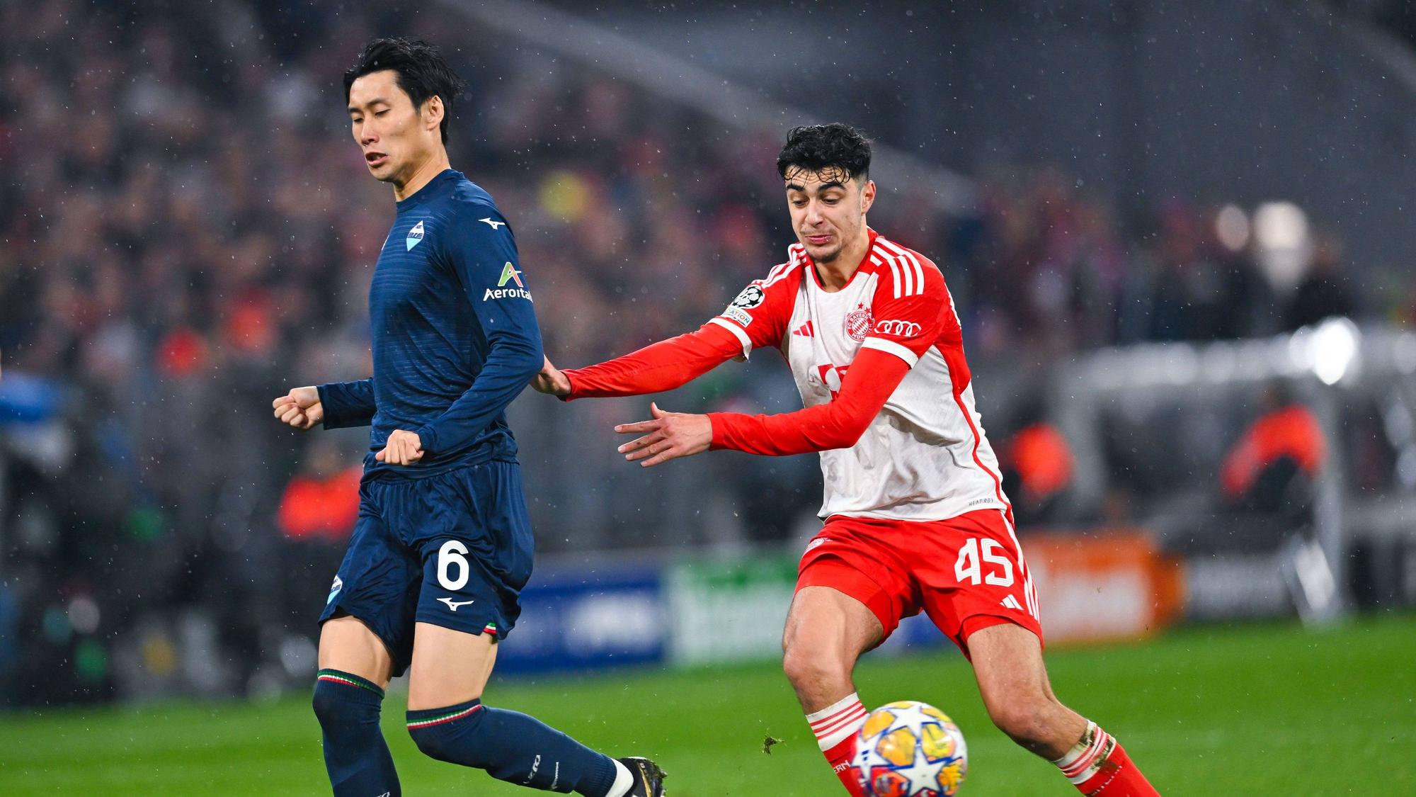 Daichi Kamada und Aleksandar Pavlovic im Kampf um den Ball.