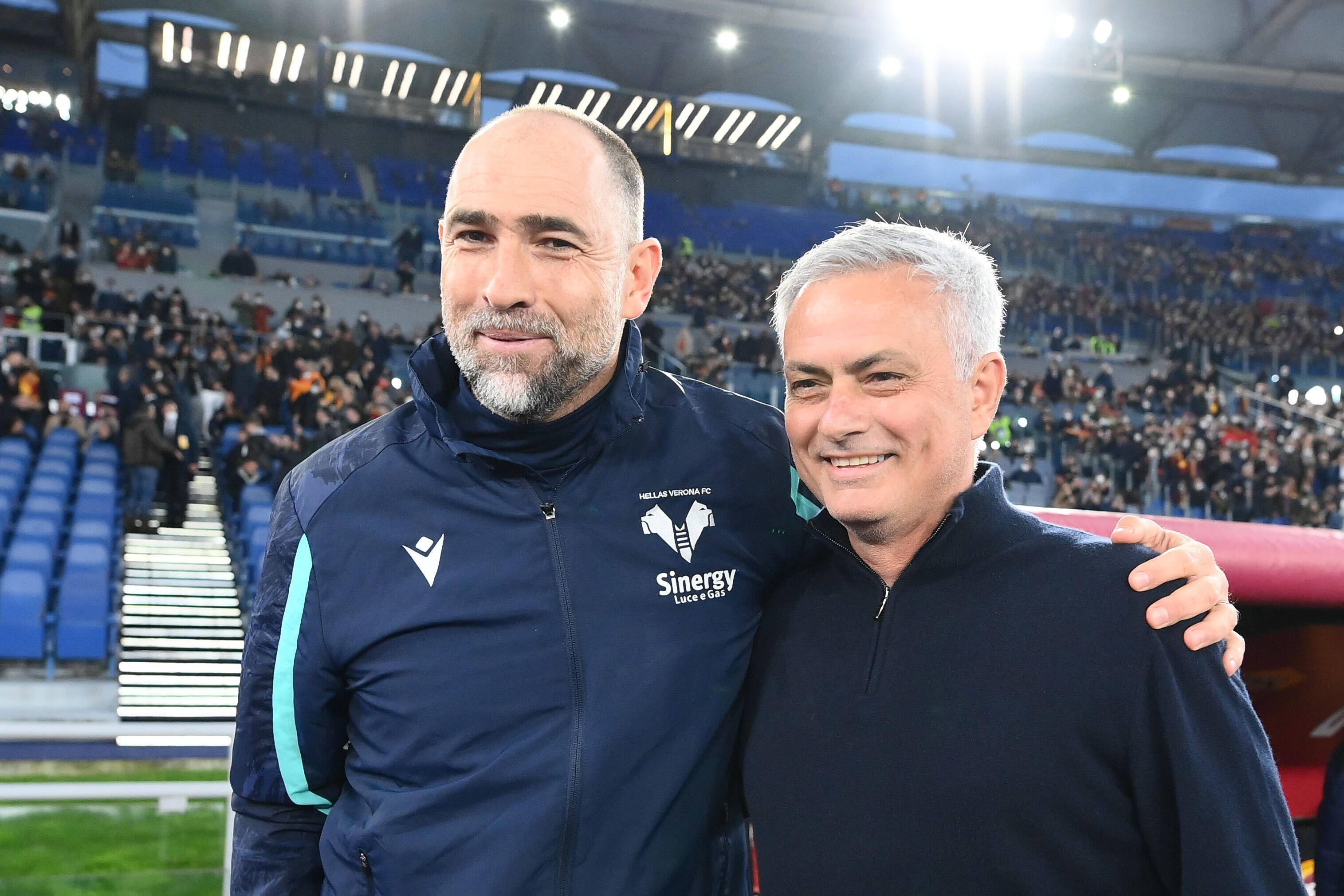 Igor Tudor und José Mourinho liegen sich in den Armen.