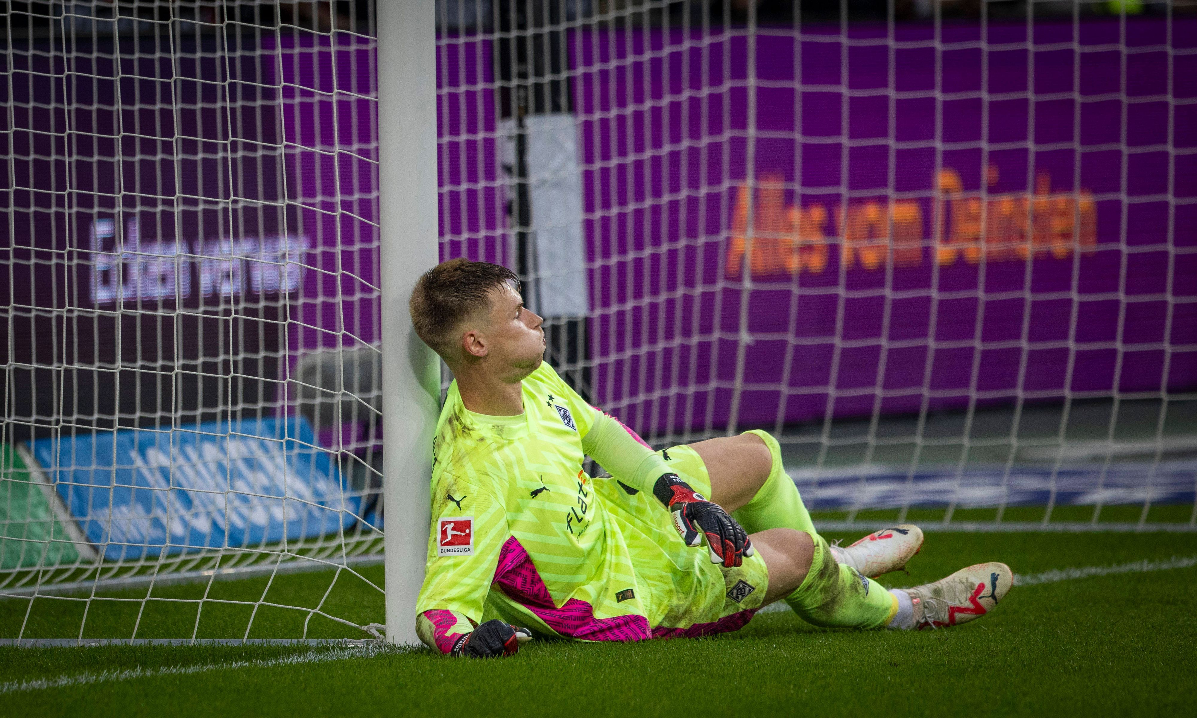 Moritz Nicolas liegt am Pfosten.