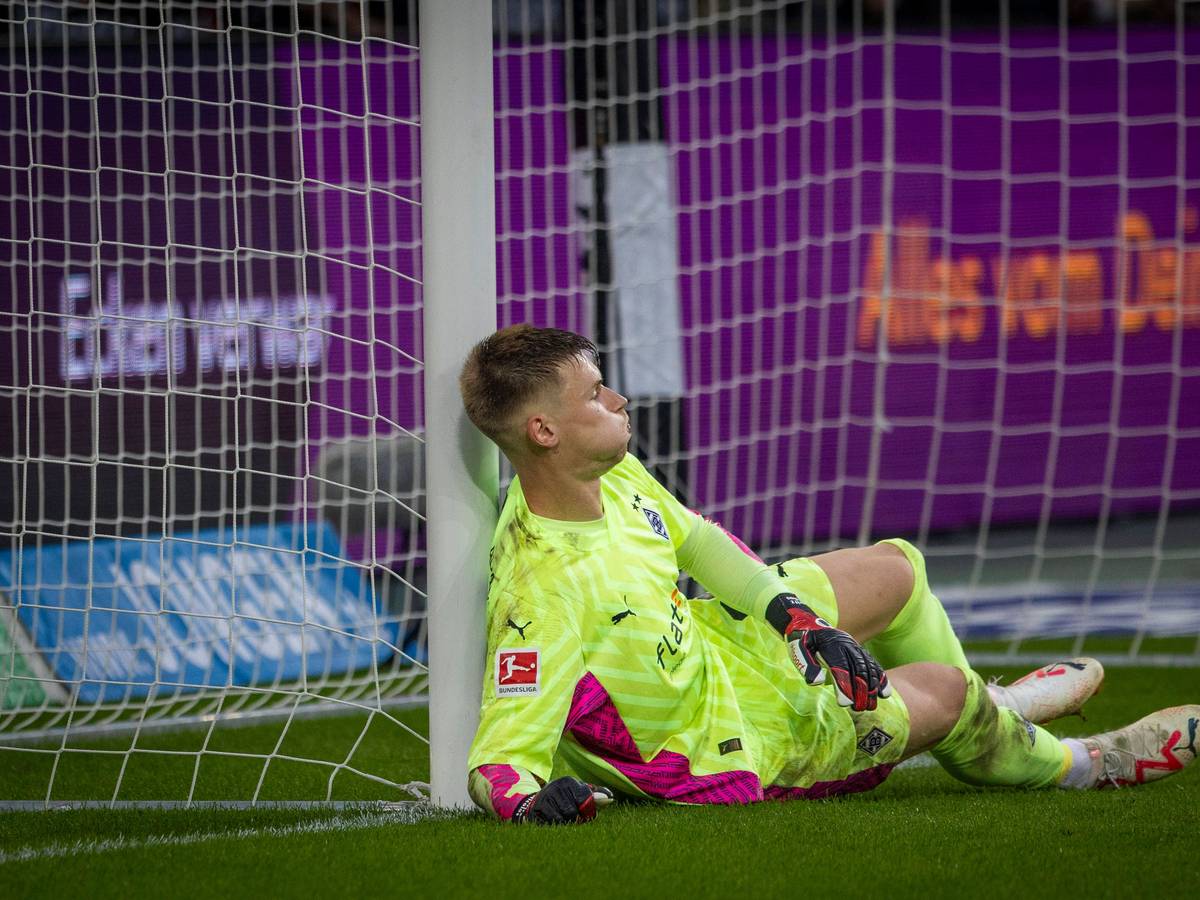 Moritz Nicolas liegt am Pfosten.