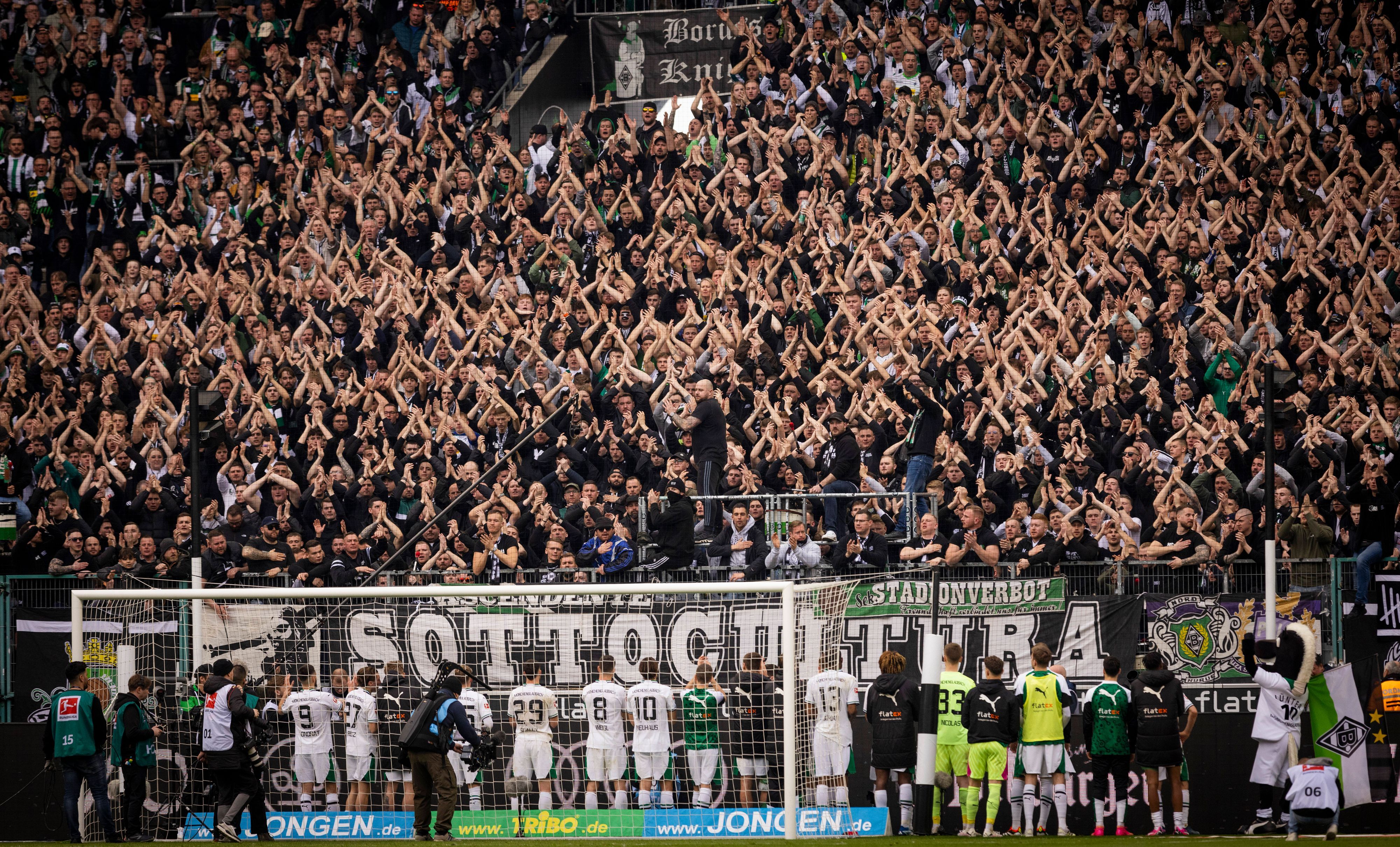 Die Fans von Borussia Mönchengladbach feiern ihre Mannschaft.