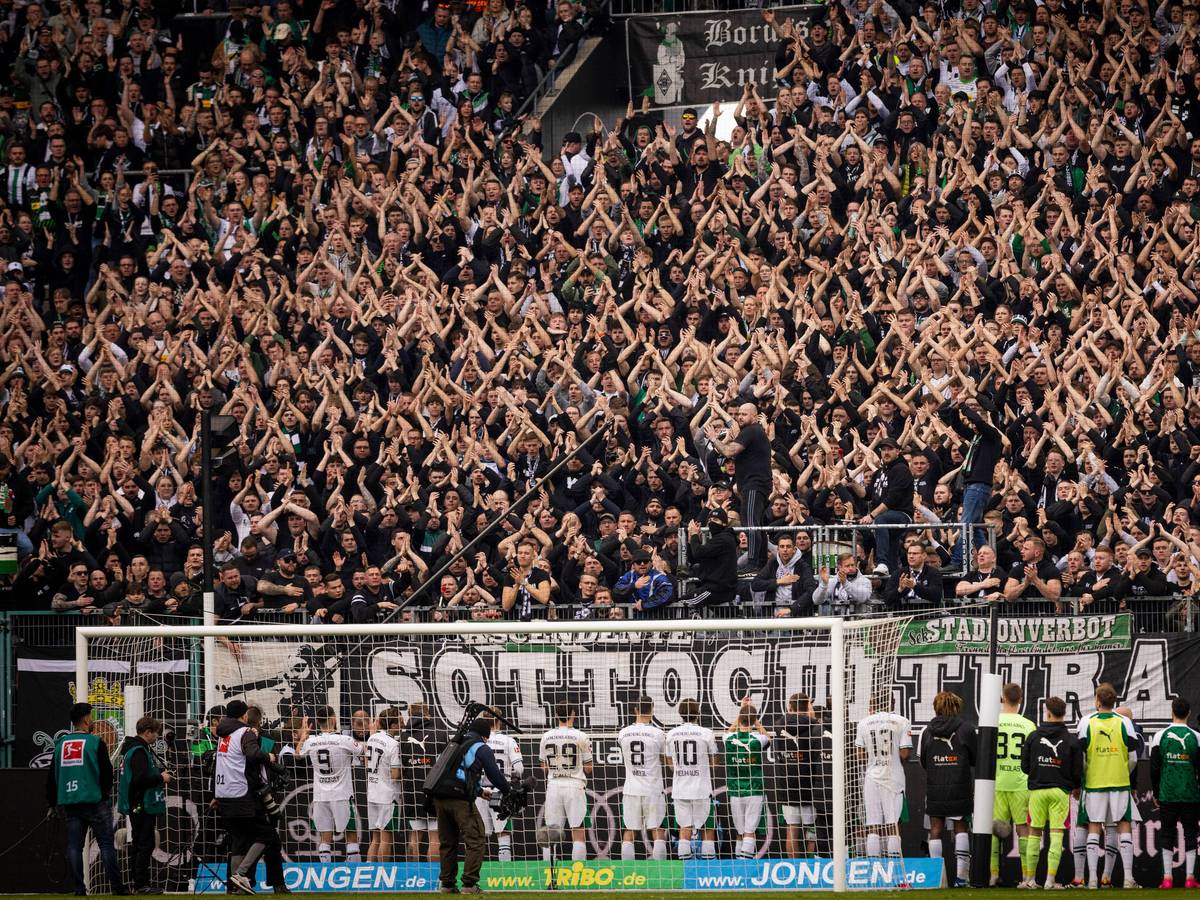 Die Fans von Borussia Mönchengladbach feiern ihre Mannschaft.