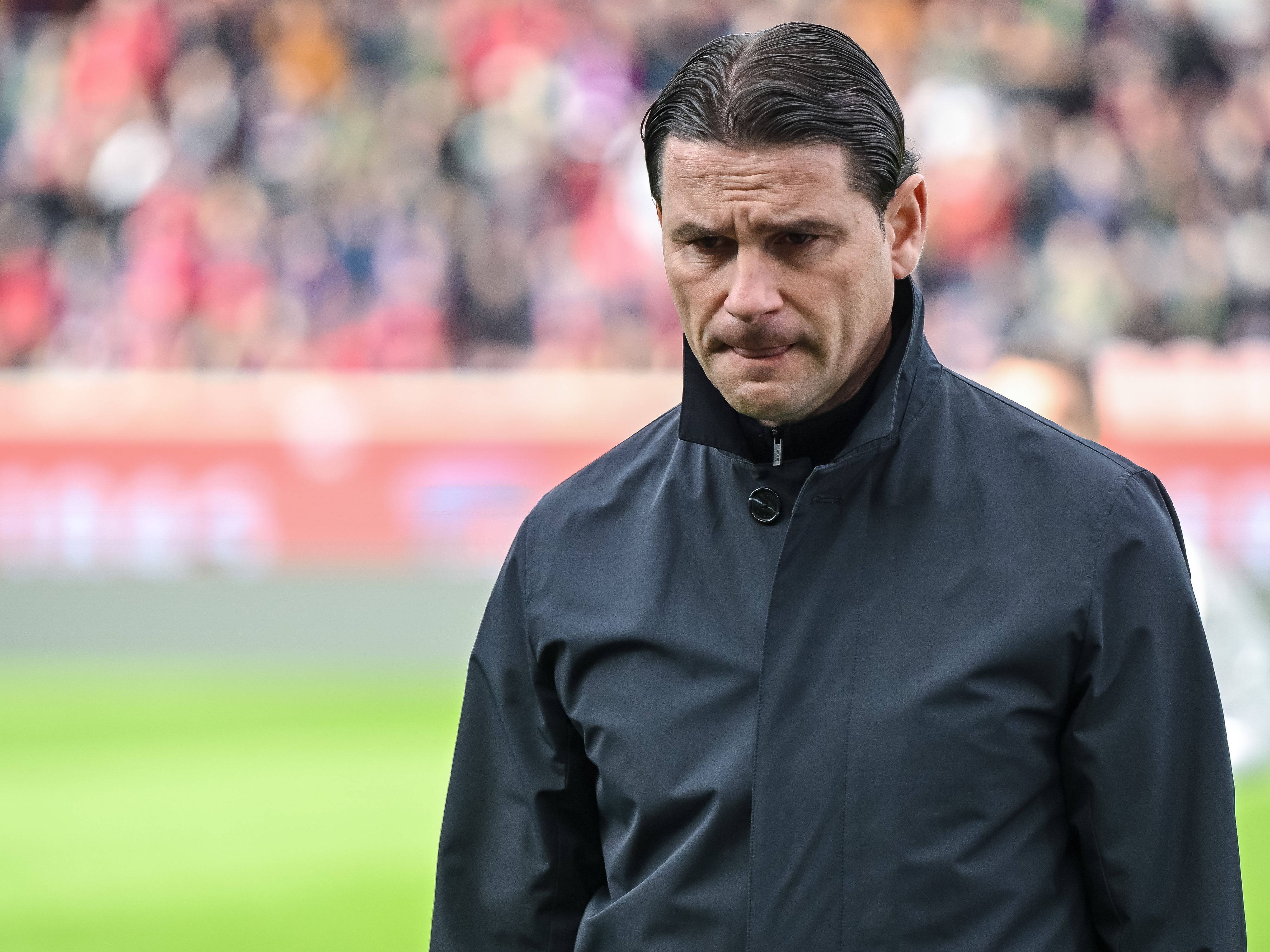 Trainer von Borussia Mönchengladbach blickt besorgt während des Spiels gegen den 1. FC Heidenheim.