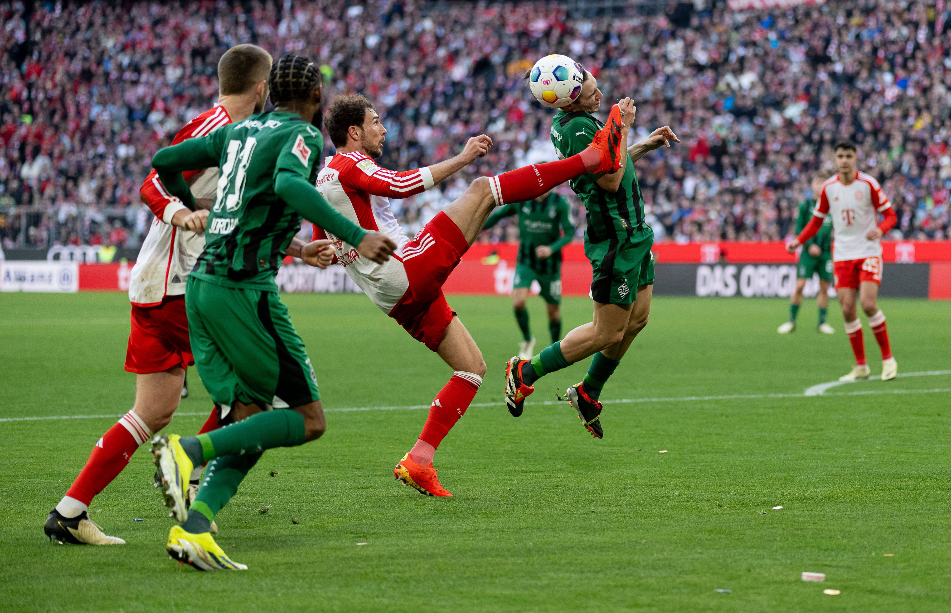 Leon Goretzka im Zweikampf gegen Rocco Reitz.