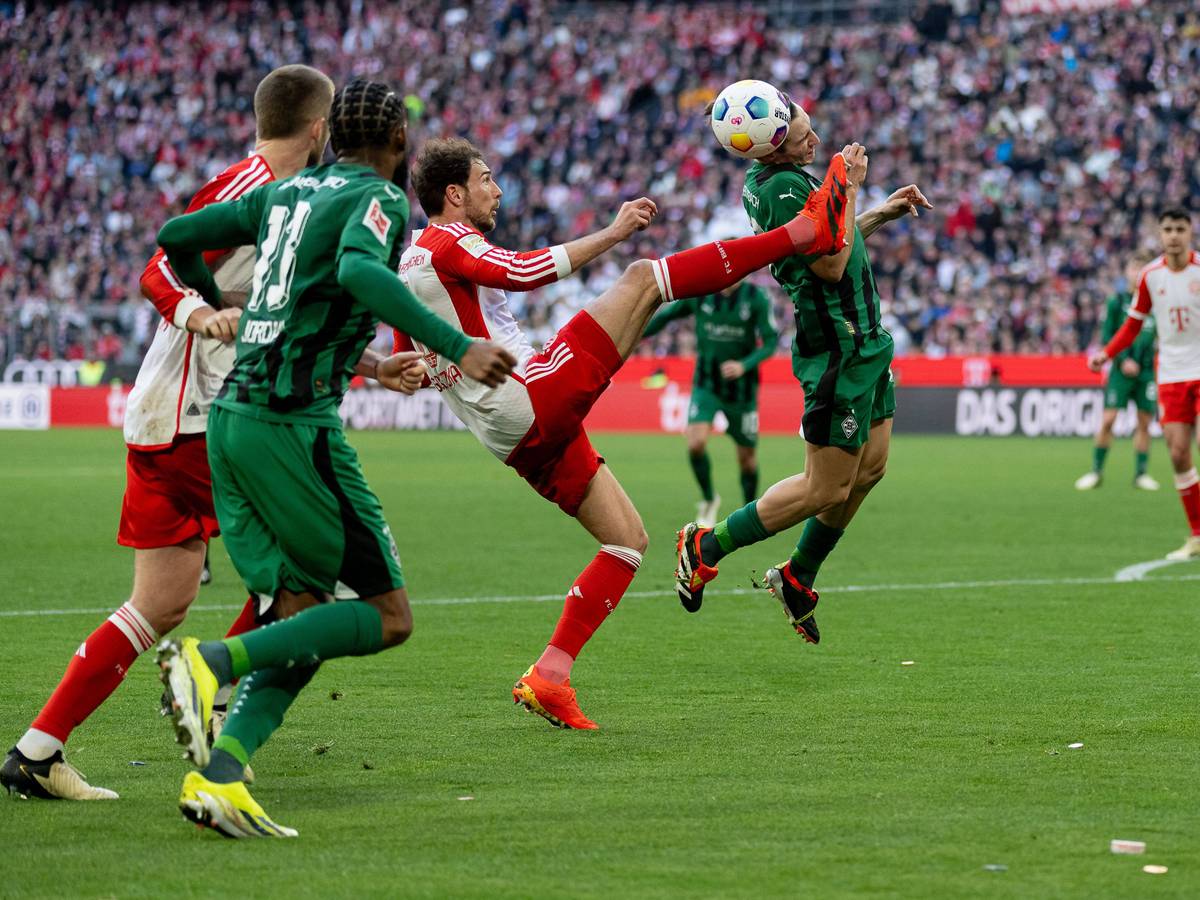 Leon Goretzka im Zweikampf gegen Rocco Reitz.