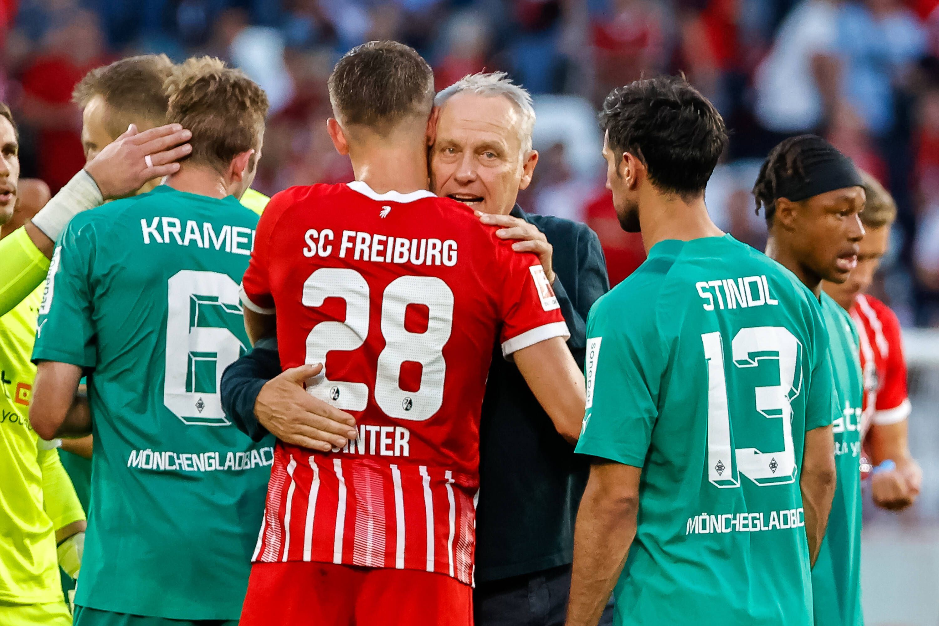 Trainer vom SC Freiburg umarmt einen seiner Spieler nach einer Partie gegen Borussia Mönchengladbach.