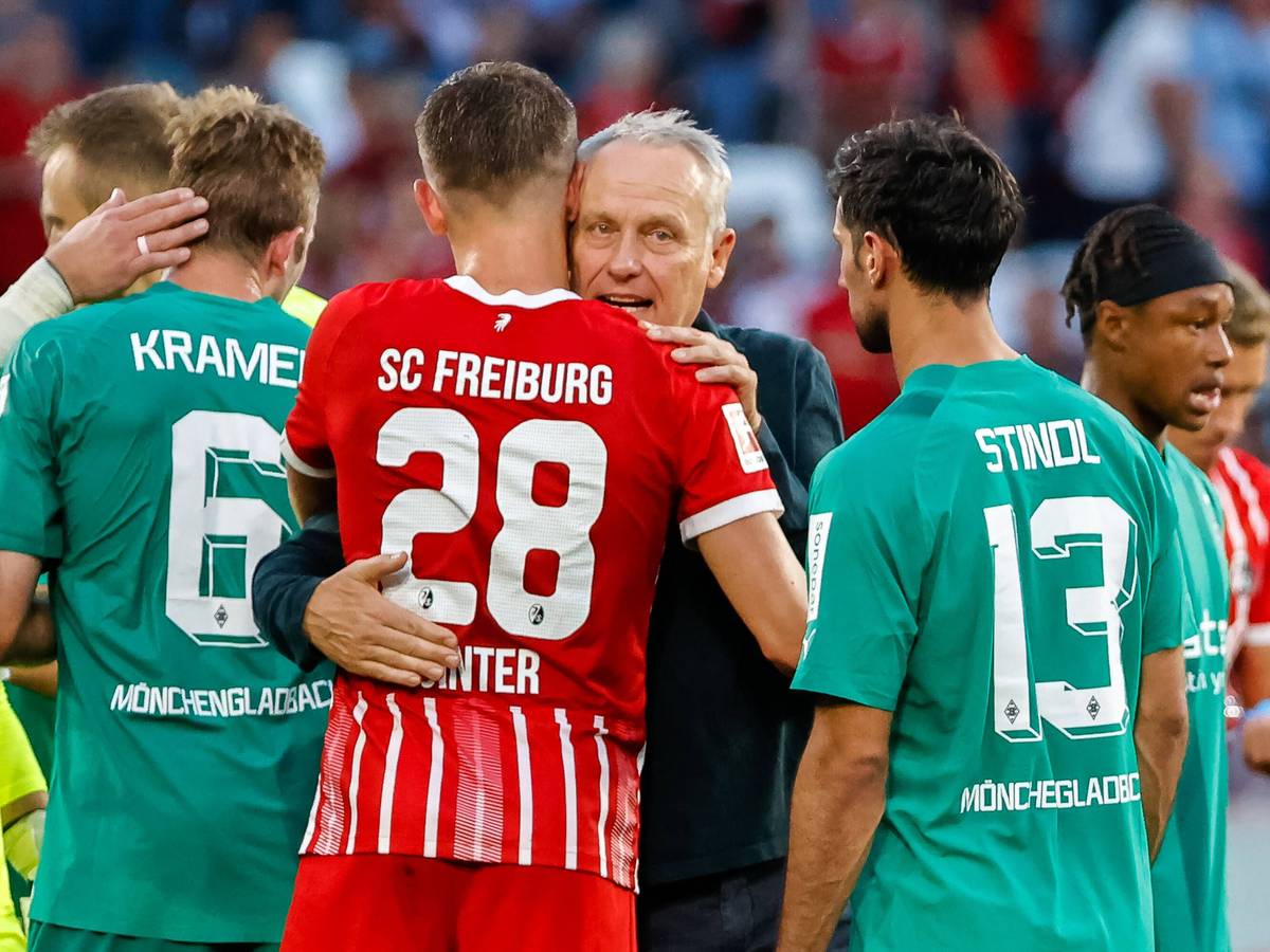 Trainer vom SC Freiburg umarmt einen seiner Spieler nach einer Partie gegen Borussia Mönchengladbach.