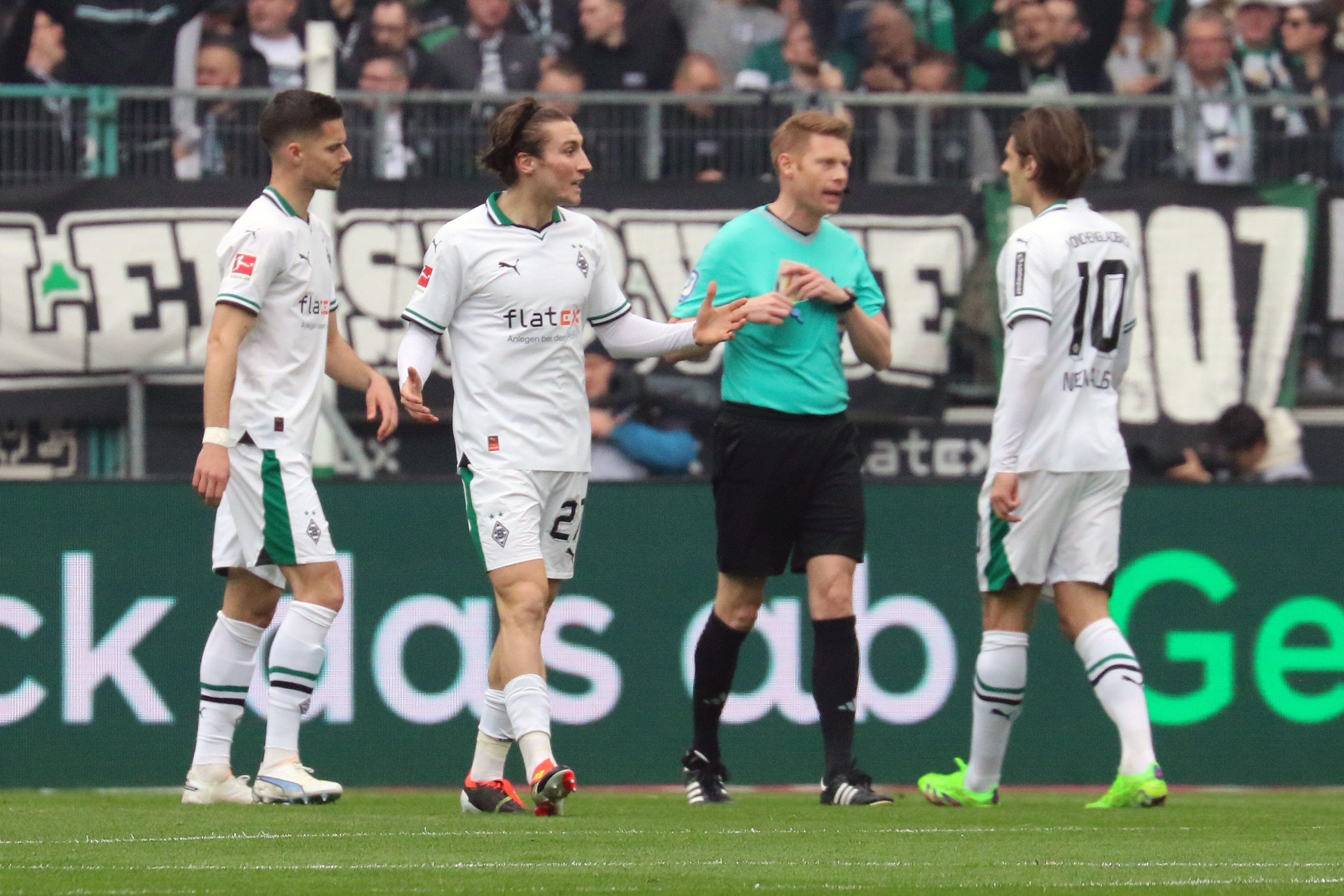 Julian Weigl, Rocco Reitz und Flo Neuhaus im Austausch mit Schiedsrichter Christian Dingert.