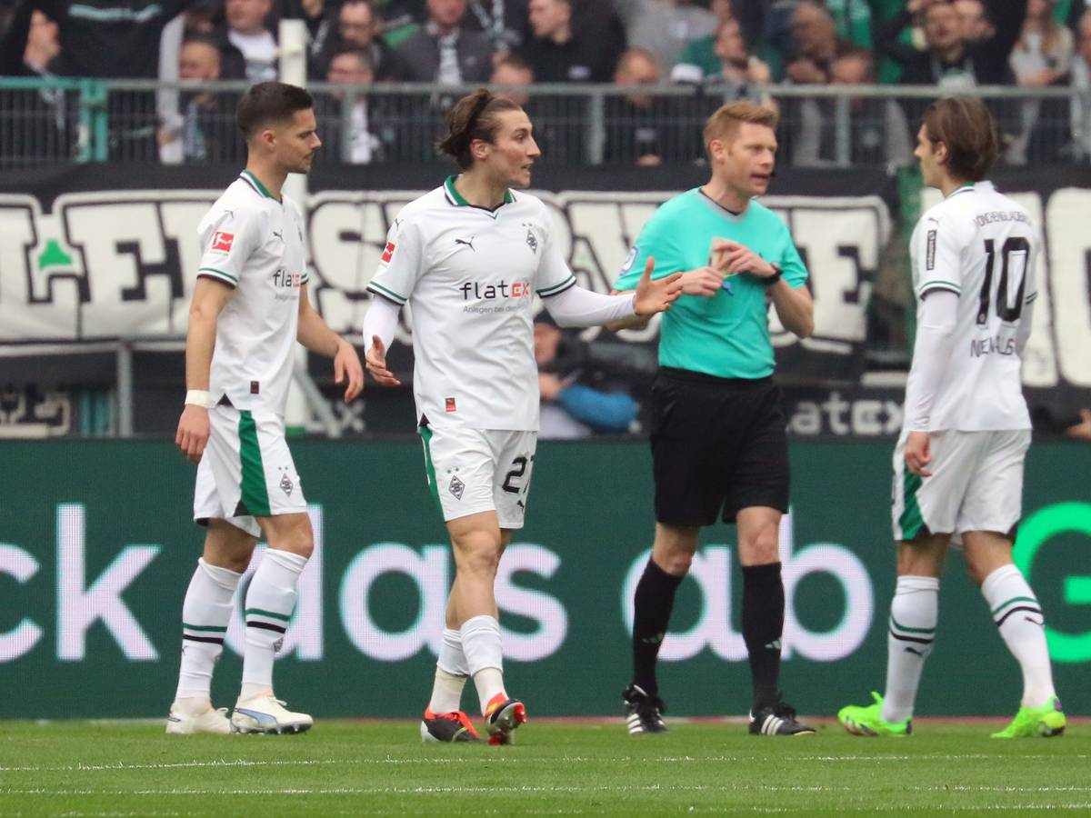 Julian Weigl, Rocco Reitz und Flo Neuhaus im Austausch mit Schiedsrichter Christian Dingert.
