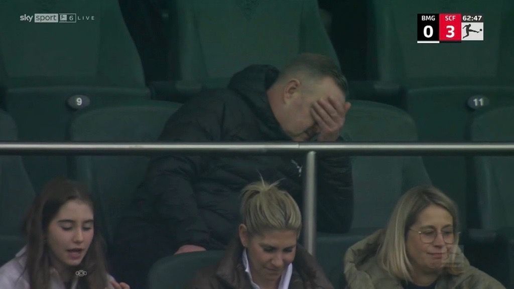 Roland Virkus fasst sich an den Kopf.