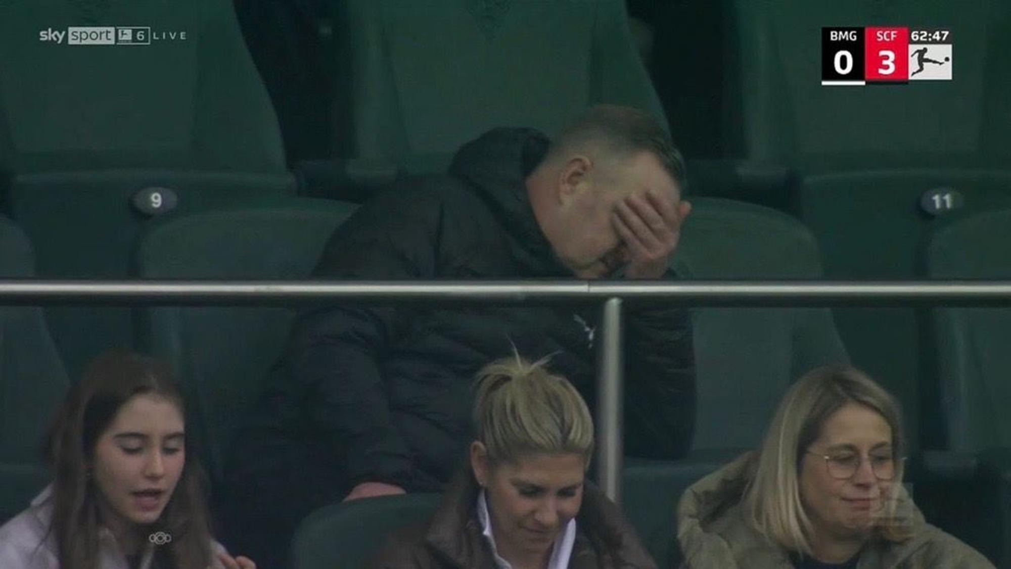 Roland Virkus fasst sich an den Kopf.