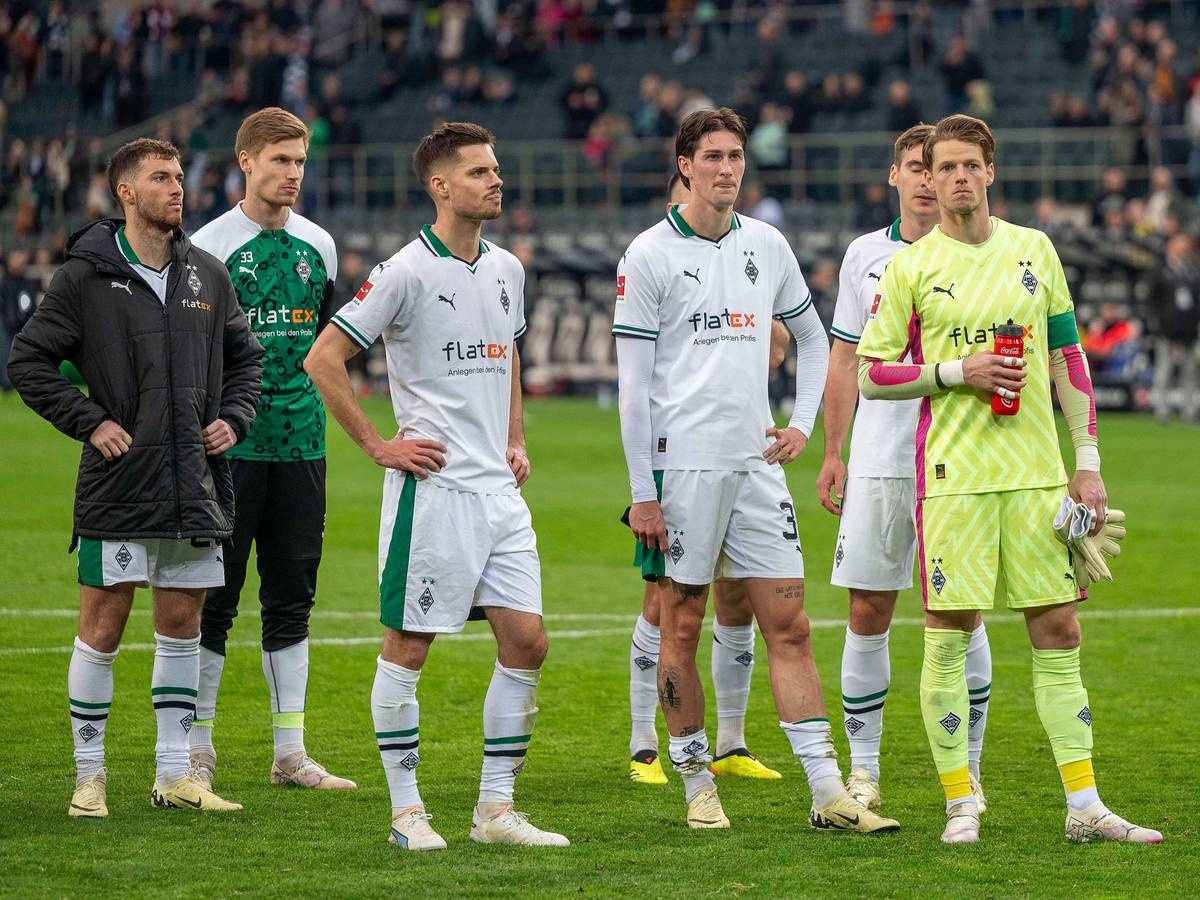 Die Mannschaft stellt sich den Fans nach Abpfiff.
